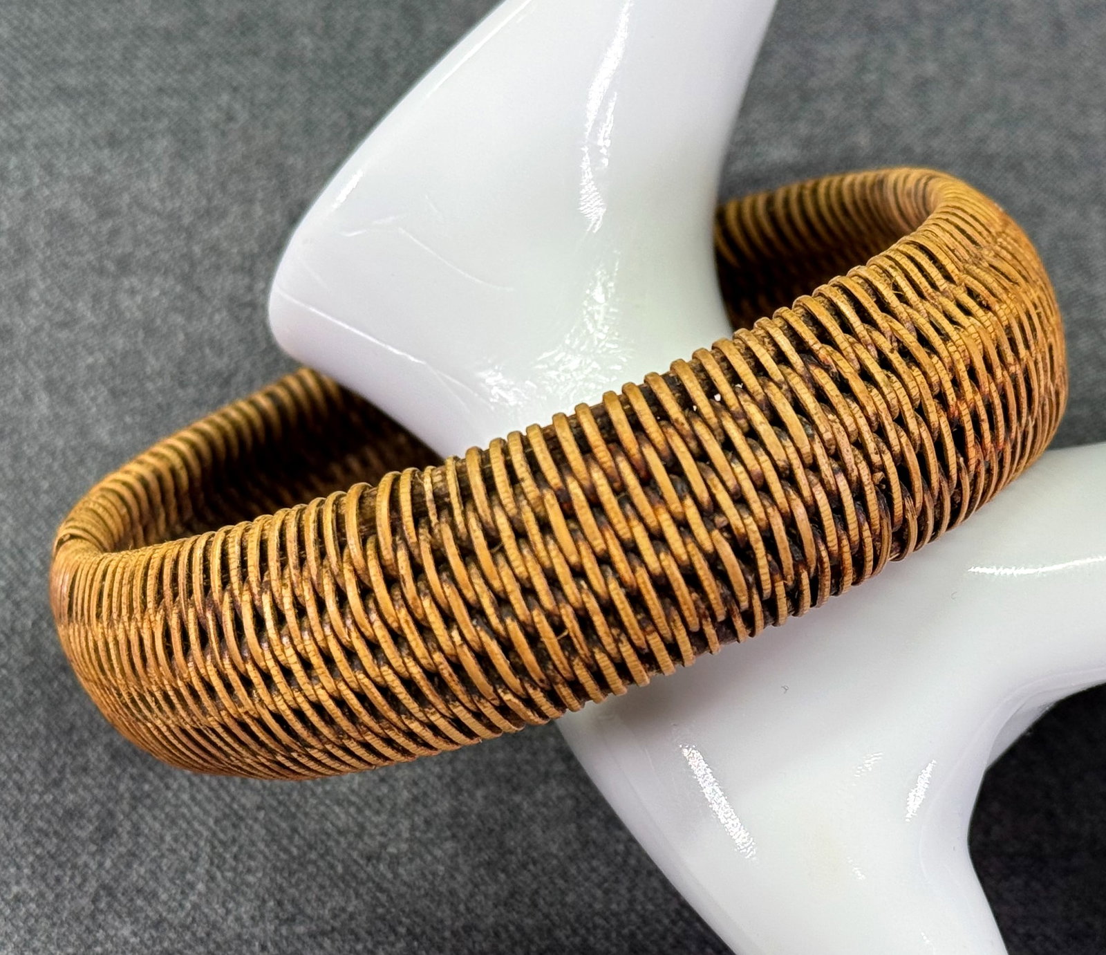 Vintage woven straw bracelet bangle: Vintage woven straw bracelet bangle. Unmarked. For measures please refer to the pictures taken with a measuring tape. Weight: 12 Grams. IN HOUSE Estimated* SHIPPING & HANDLING COST WITHIN THE U.S. : $