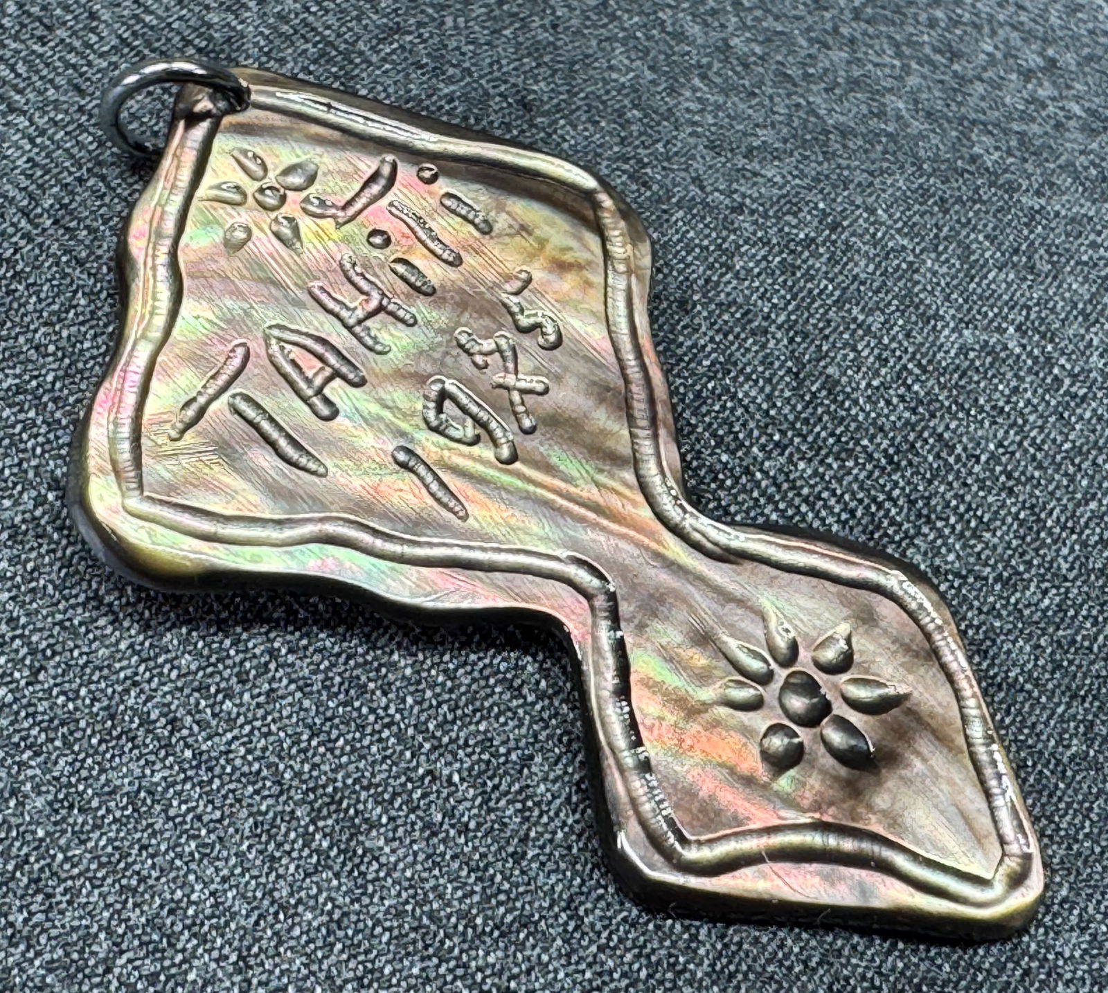 Vintage Tahiti 1975 Souvenir carved abalone pendant: Vintage Tahiti 1975 Souvenir carved abalone pendant. Unmarked. For measures please refer to the pictures taken with a measuring tape. Weight: 8 Grams. IN HOUSE Estimated* SHIPPING & HANDLING COST WITH