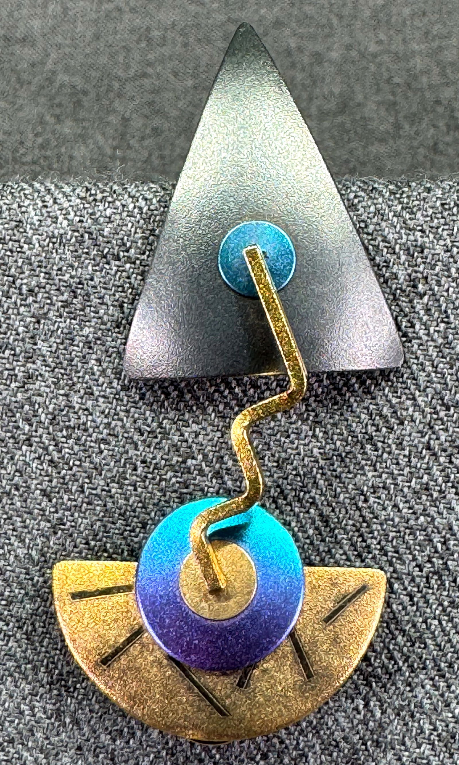 Vintage 1985 Lewis & Heubner anodized sterling kinetic modern zig zig pin: IN HOUSE FLAT SHIPPING & HANDLING COST WITHIN ALL THE U.S. : $7 To bypass LiveShipping, and use our In-House shipping service for $7 or shipping combined for multiple lots, please select “Arrange Yo