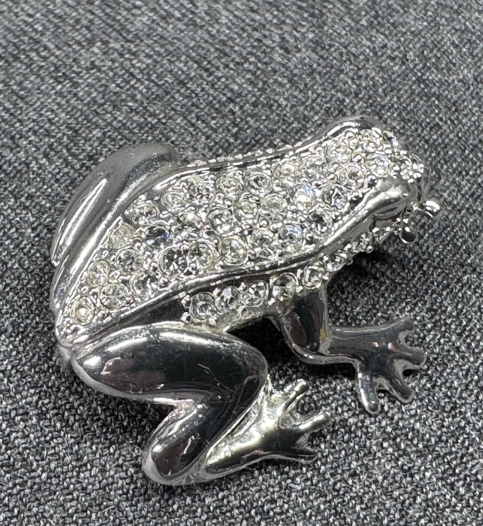 Vintage Roman clear crystals silver-toned frog brooch pin.: IN HOUSE FLAT SHIPPING & HANDLING COST WITHIN ALL THE U.S. : $7 To bypass LiveShipping, and use our In-House shipping service for $7 or shipping combined for multiple lots, please select “Arrange Yo