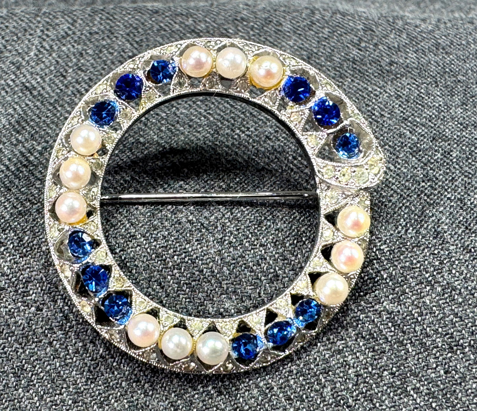 Vintage pearly beads & blue crystals silvertoned metal rounded brooch pin: IN HOUSE FLAT SHIPPING & HANDLING COST WITHIN ALL THE U.S. : $7 To bypass LiveShipping, and use our In-House shipping service for $7 or shipping combined for multiple lots, please select “Arrange Yo