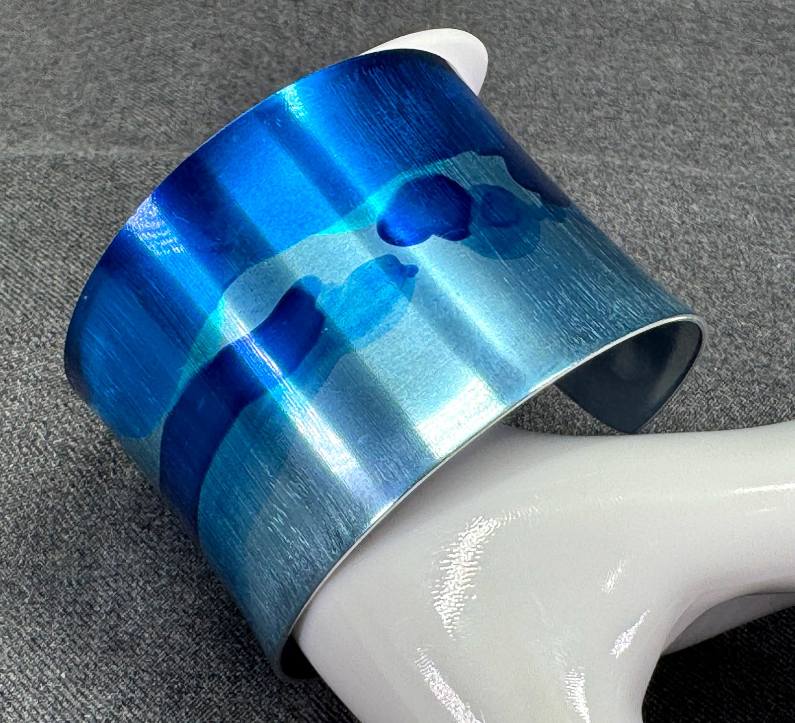 Michael Peckitt anodized aluminum cuff bracelet: IN HOUSE FLAT SHIPPING & HANDLING COST WITHIN ALL THE U.S. : $7 To bypass LiveShipping, and use our In-House shipping service for $7 or shipping combined for multiple lots, please select “Arrange Yo