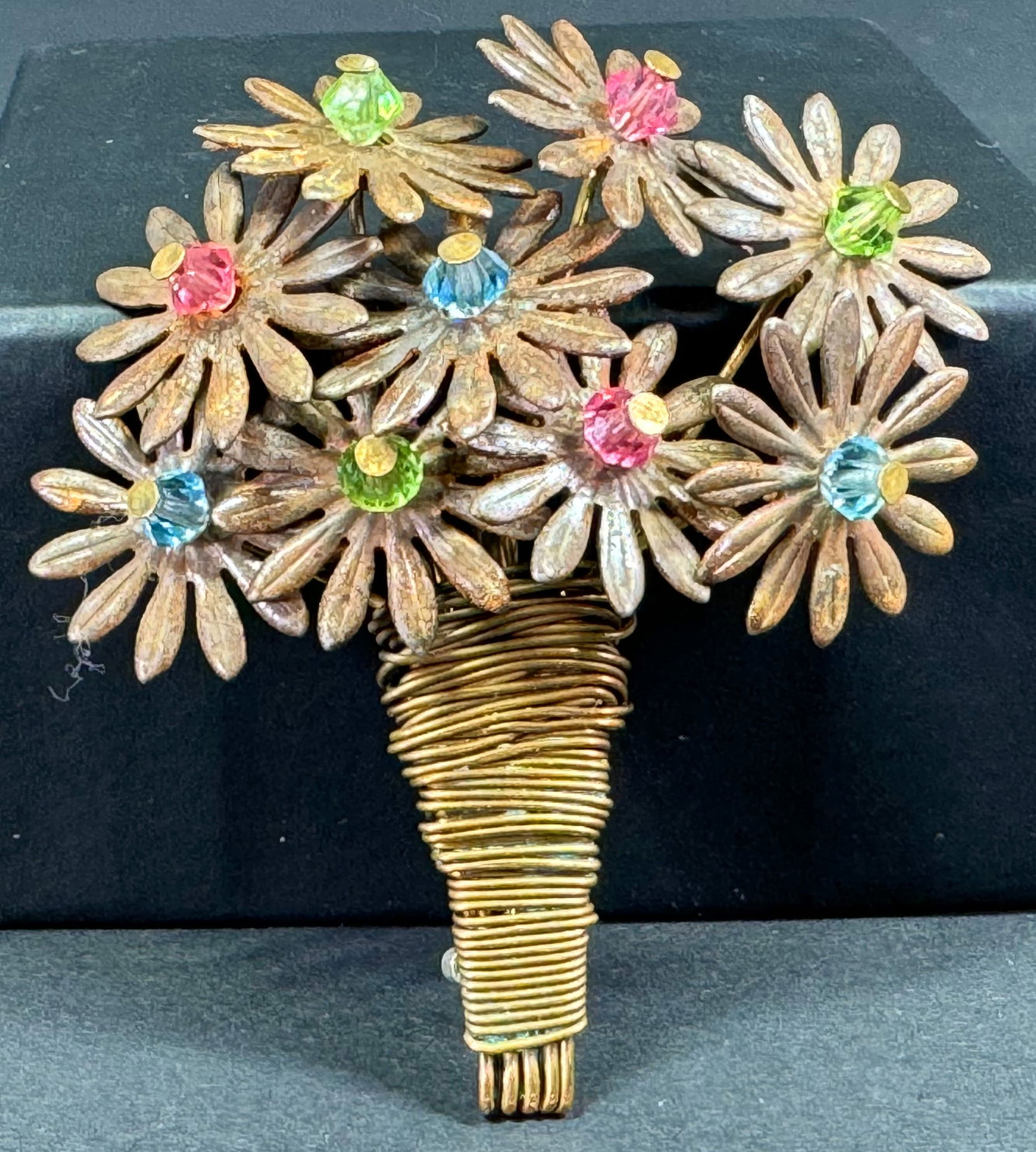 Vintage artisan handcrafted color crystal bead gold tone metal spinning flowers pin brooch. (1 of 9)