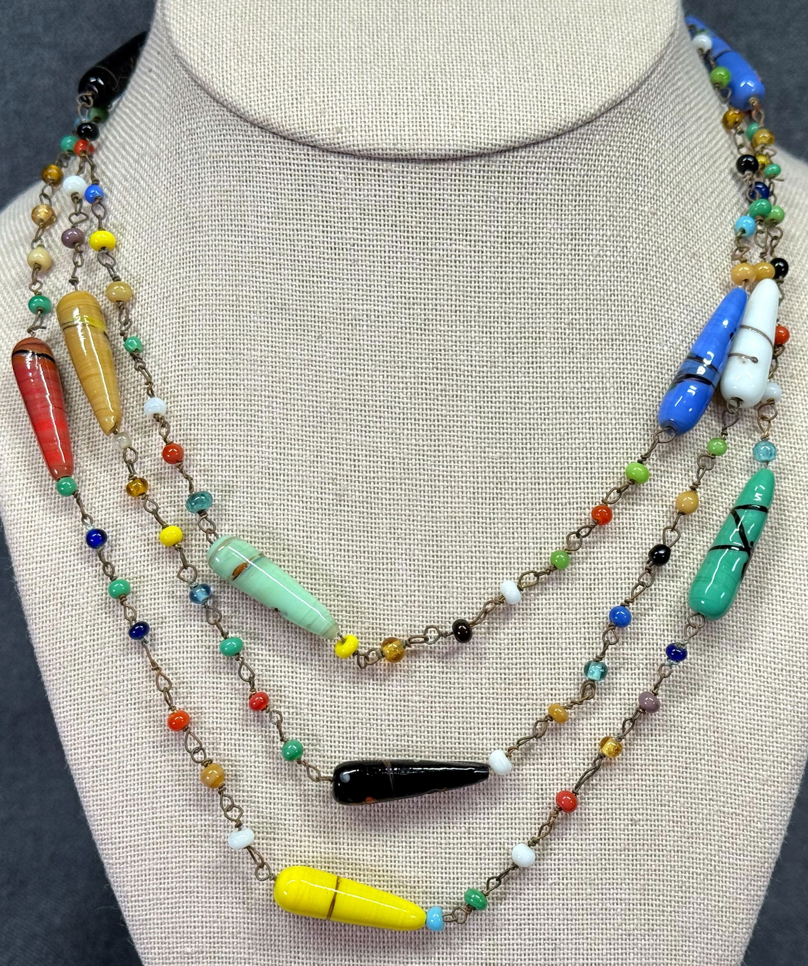 Vintage boho flapper style color glass wired beads necklace: IN HOUSE FLAT SHIPPING & HANDLING COST WITHIN ALL THE U.S. : $7 To bypass LiveShipping, and use our In-House shipping service for $7 or shipping combined for multiple lots, please select “Arrange Yo