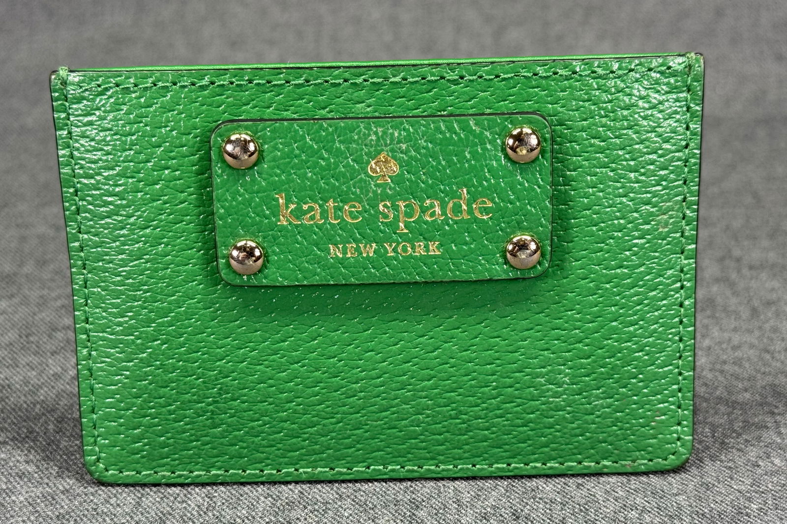 Vintage Kate Spade New York green leather cards holder: IN HOUSE FLAT SHIPPING & HANDLING COST WITHIN ALL THE U.S. : $7 To bypass LiveShipping, and use our In-House shipping service for $7 or shipping combined for multiple lots, please select “Arrange Yo