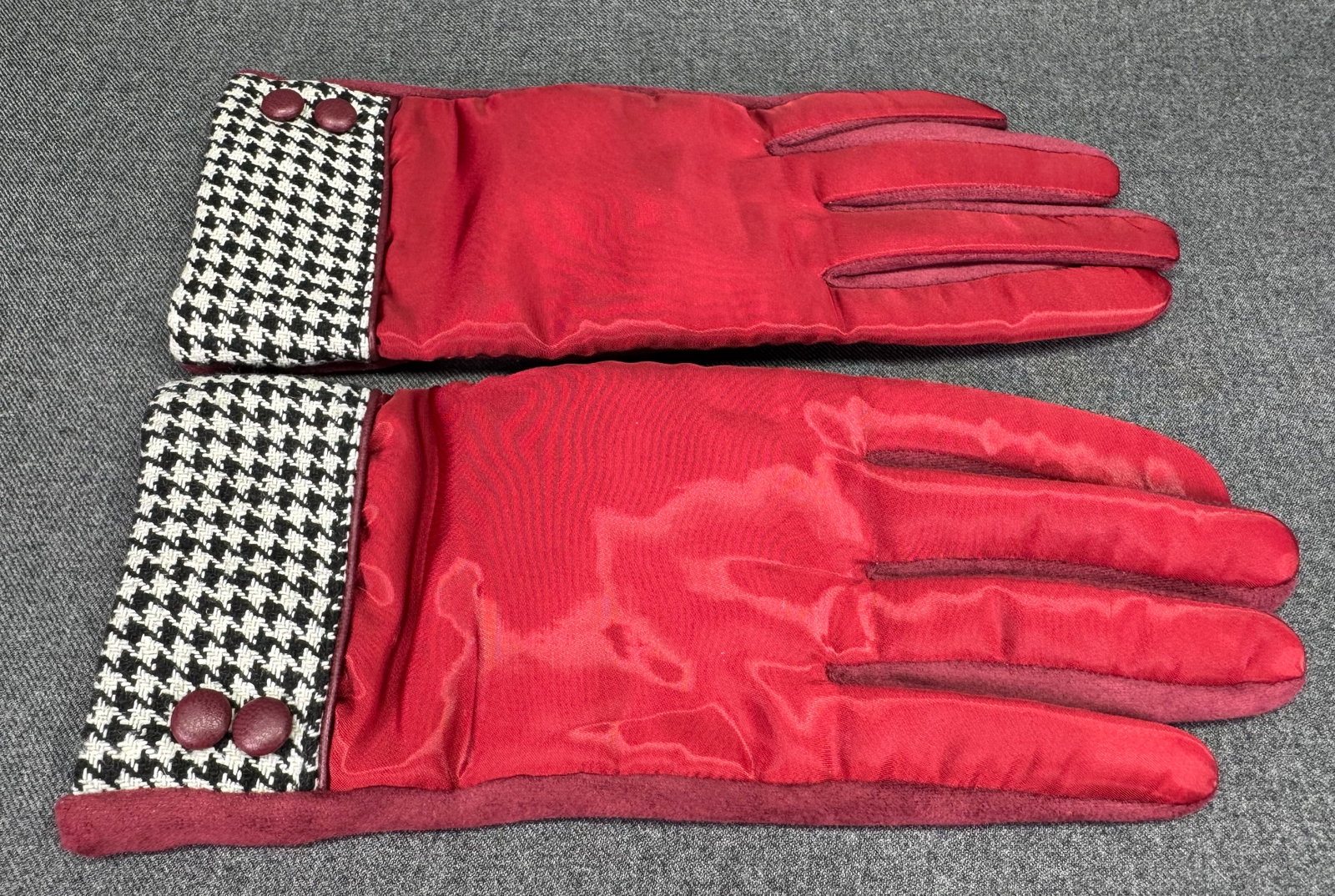 B&W plaid brugundy gloves: IN HOUSE FLAT SHIPPING & HANDLING COST WITHIN ALL THE U.S. : $7 To bypass LiveShipping, and use our In-House shipping service for $7 or shipping combined for multiple lots, please select “Arrange Yo