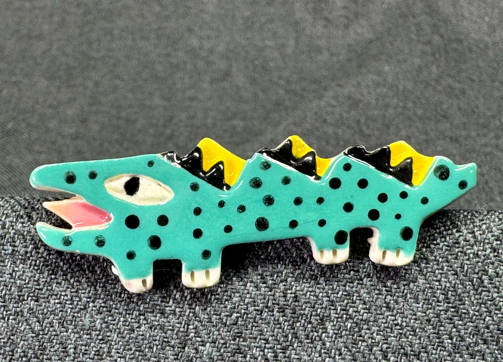 Vintage Huey Glazed Ceramic Alligator Brooch Pin: IN HOUSE FLAT SHIPPING & HANDLING COST WITHIN ALL THE U.S. : $7 To bypass LiveShipping, and use our In-House shipping service for $7 or shipping combined for multiple lots, please select “Arrange Yo