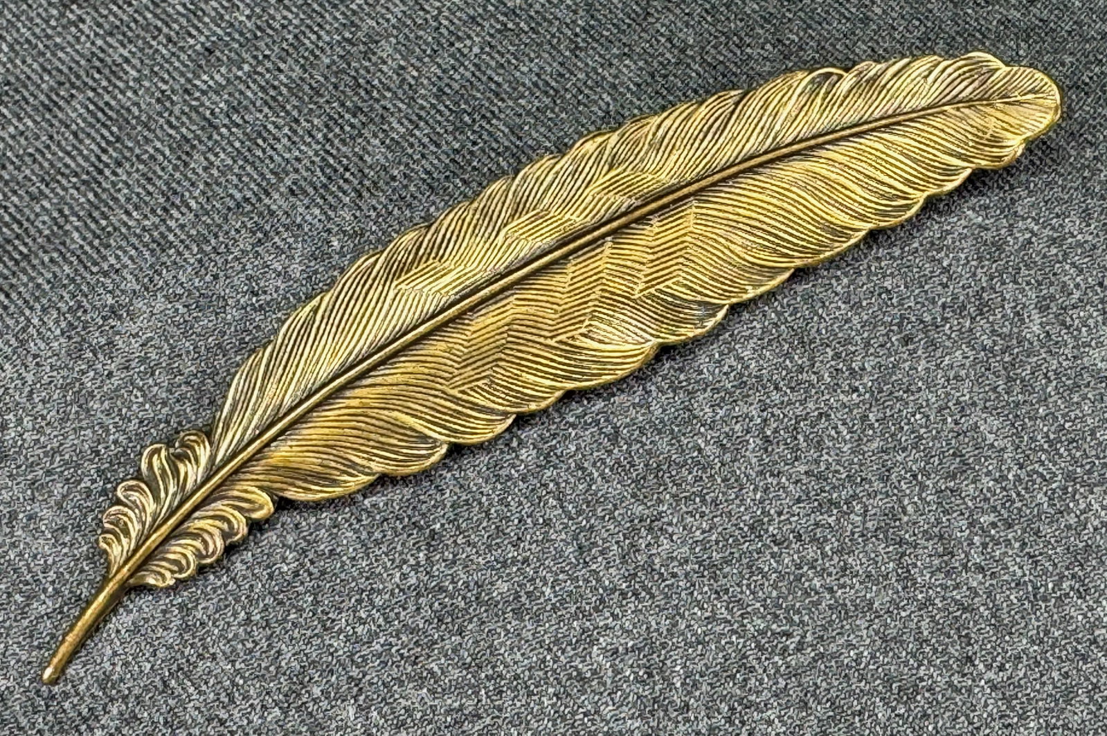 Vintage black accents gold-toned large feather brooch pin: IN HOUSE FLAT SHIPPING & HANDLING COST WITHIN ALL THE U.S. : $7 To bypass LiveShipping, and use our In-House shipping service for $7 or shipping combined for multiple lots, please select “Arrange Yo