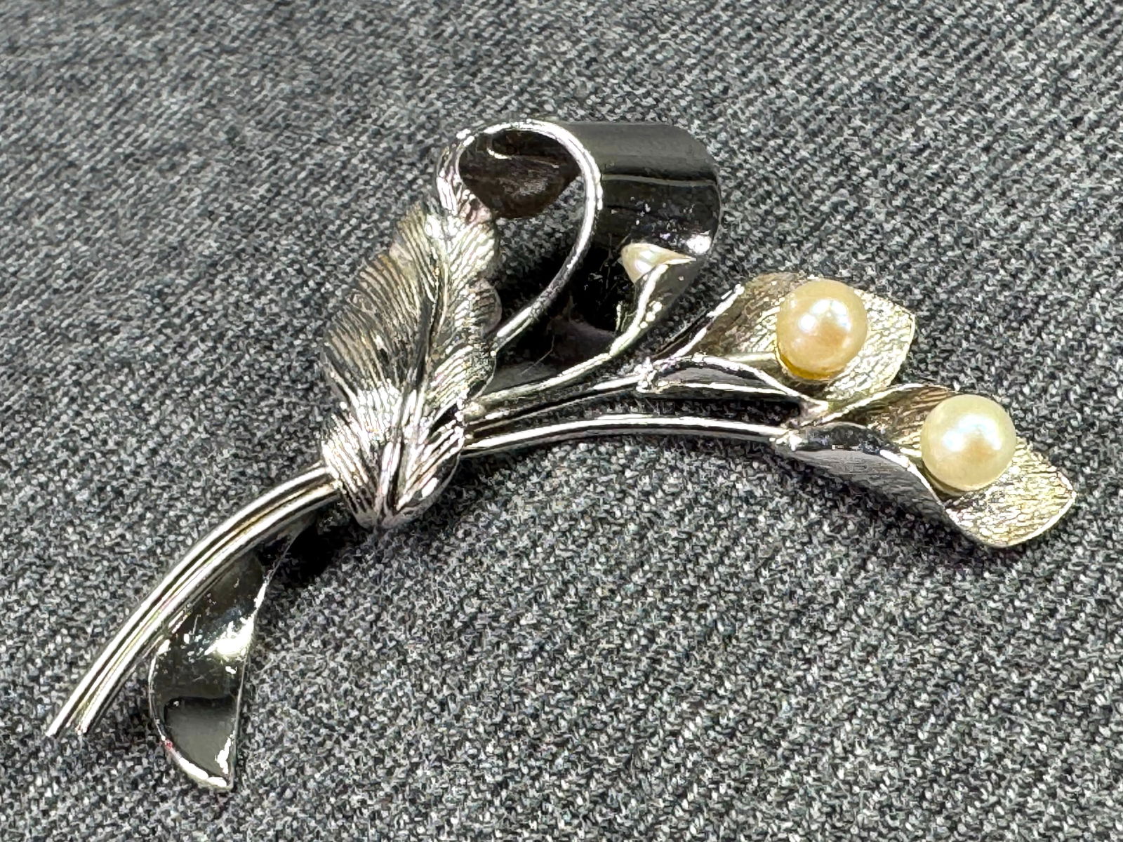Vintage pearls sterling silver calla lily flowers leaf brooch pin: IN HOUSE FLAT SHIPPING & HANDLING COST WITHIN ALL THE U.S. : $7 To bypass LiveShipping, and use our In-House shipping service for $7 or shipping combined for multiple lots, please select “Arrange Yo