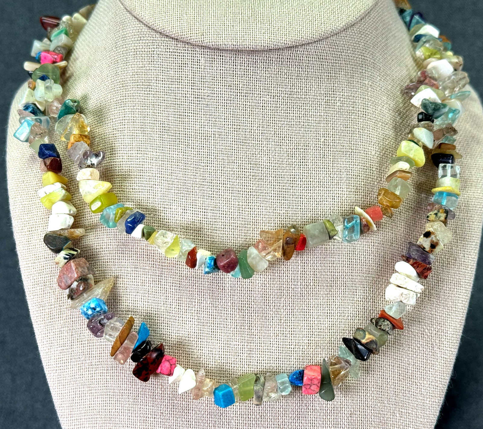 Vintage assorted chipped real stones beaded necklace: IN HOUSE FLAT SHIPPING & HANDLING COST WITHIN ALL THE U.S. : $7 To bypass LiveShipping, and use our In-House shipping service for $7 or shipping combined for multiple lots, please select “Arrange Yo