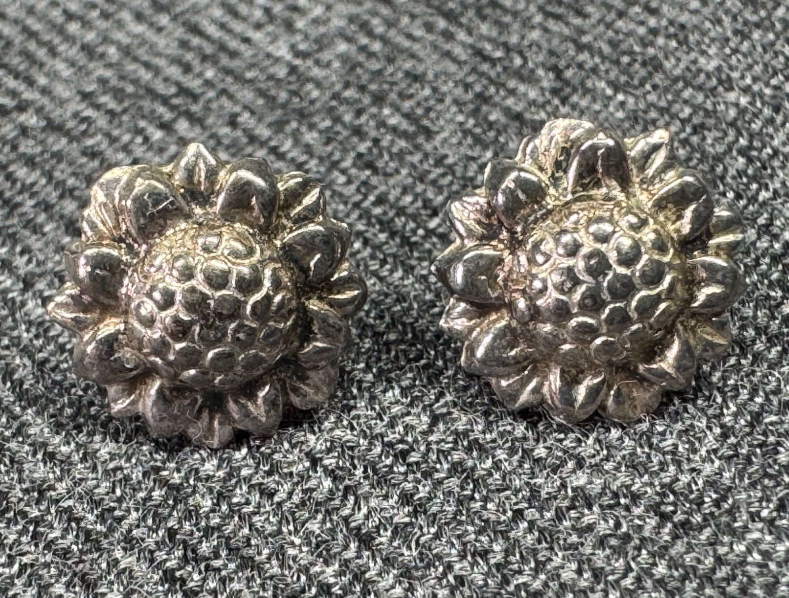 Vintage Sterling Silver Sunflower Stud Earrings: IN HOUSE FLAT SHIPPING & HANDLING COST WITHIN ALL THE U.S. : $7 To bypass LiveShipping, and use our In-House shipping service for $7 or shipping combined for multiple lots, please select “Arrange Yo