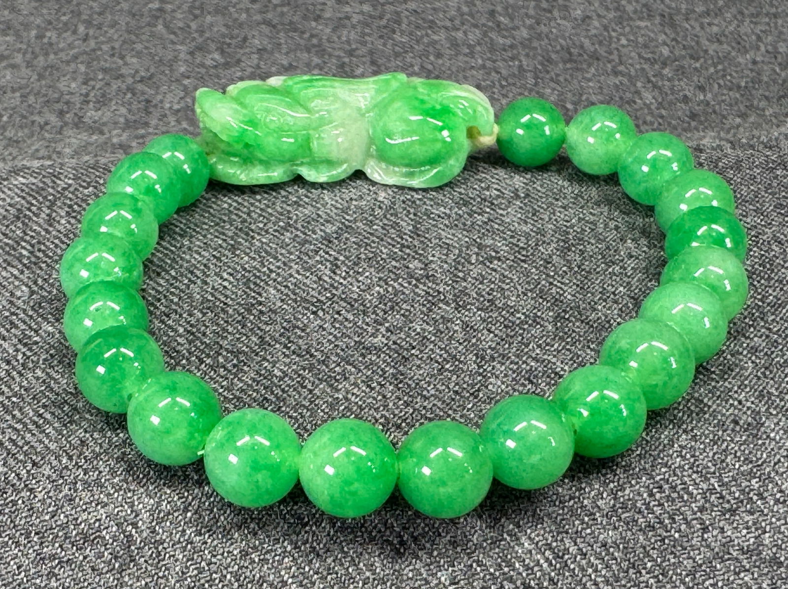 Vintage green stone carved dragon rounded beads elastic bracelet (1 of 11)