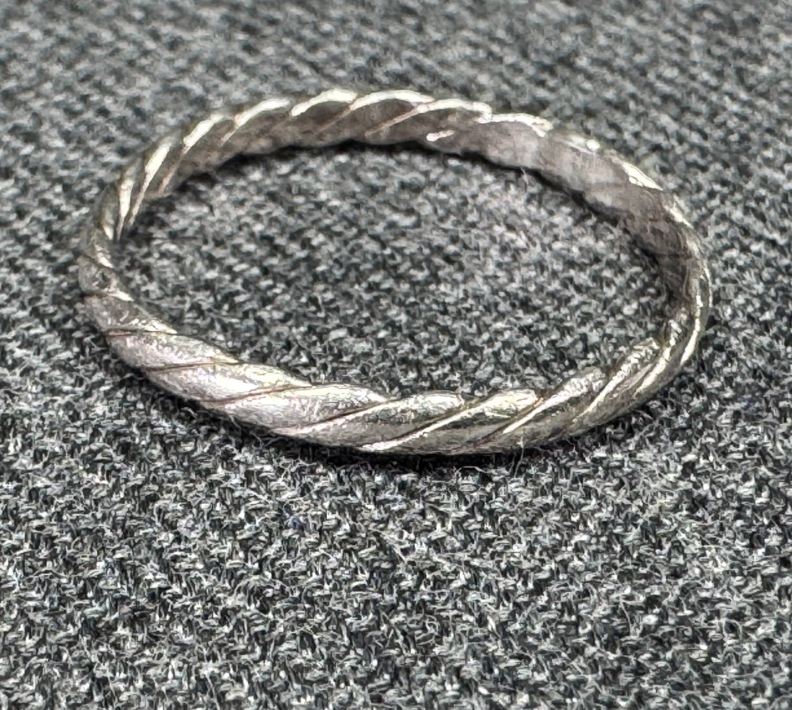 Vintage native american style woven sterling silver ring: IN HOUSE FLAT SHIPPING & HANDLING COST WITHIN ALL THE U.S. : $7 To bypass LiveShipping, and use our In-House shipping service for $7 or shipping combined for multiple lots, please select “Arrange Yo