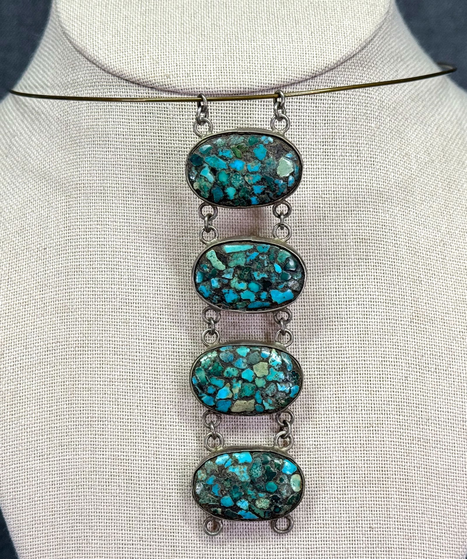 Vintage Made In India turquoise chip inlaid silvertoned metal dangle choker necklace: IN HOUSE FLAT SHIPPING & HANDLING COST WITHIN ALL THE U.S. : $7 To bypass LiveShipping, and use our In-House shipping service for $7 or shipping combined for multiple lots, please select “Arrange Yo