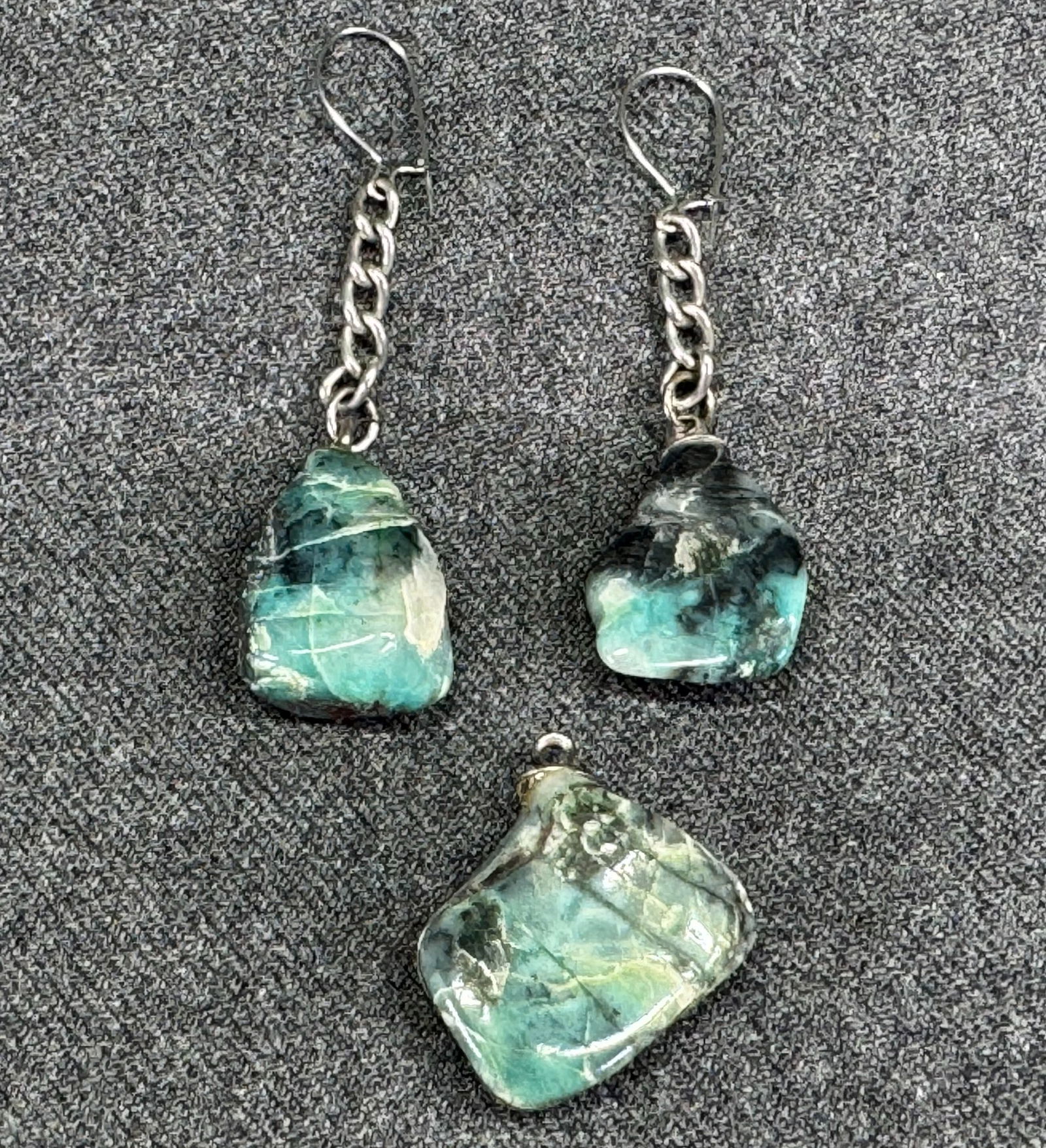 Vintage tumbled emerald stone assorted drop pierced earrings and pendant (1 of 4)