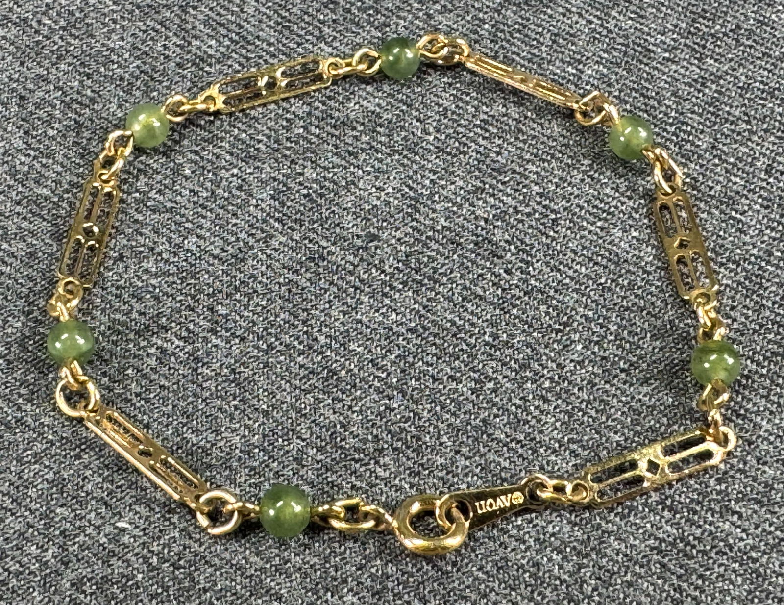 Vintage Avon Touch of Color Goldtoned Chain Green Glass Bracelet (1 of 6)