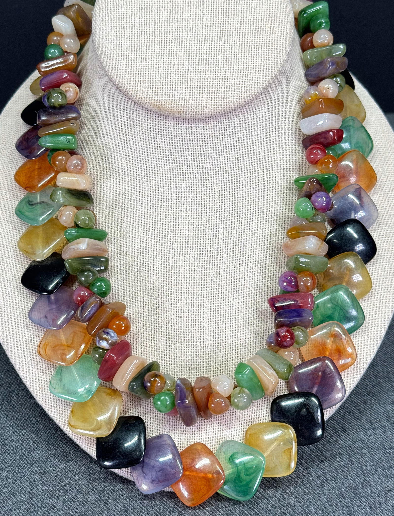 Vintage assorted marbled plastic beads necklaces. Lot of 2: IN HOUSE FLAT SHIPPING & HANDLING COST WITHIN ALL THE U.S. : $7 To bypass LiveShipping, and use our In-House shipping service for $7 or shipping combined for multiple lots, please select “Arrange Yo