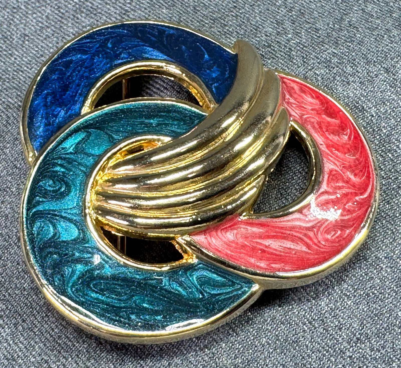 Vintage Day-Lord enamel goldtoned metal belt buckle: IN HOUSE FLAT SHIPPING & HANDLING COST WITHIN ALL THE U.S. : $7 To bypass LiveShipping, and use our In-House shipping service for $7 or shipping combined for multiple lots, please select “Arrange Yo