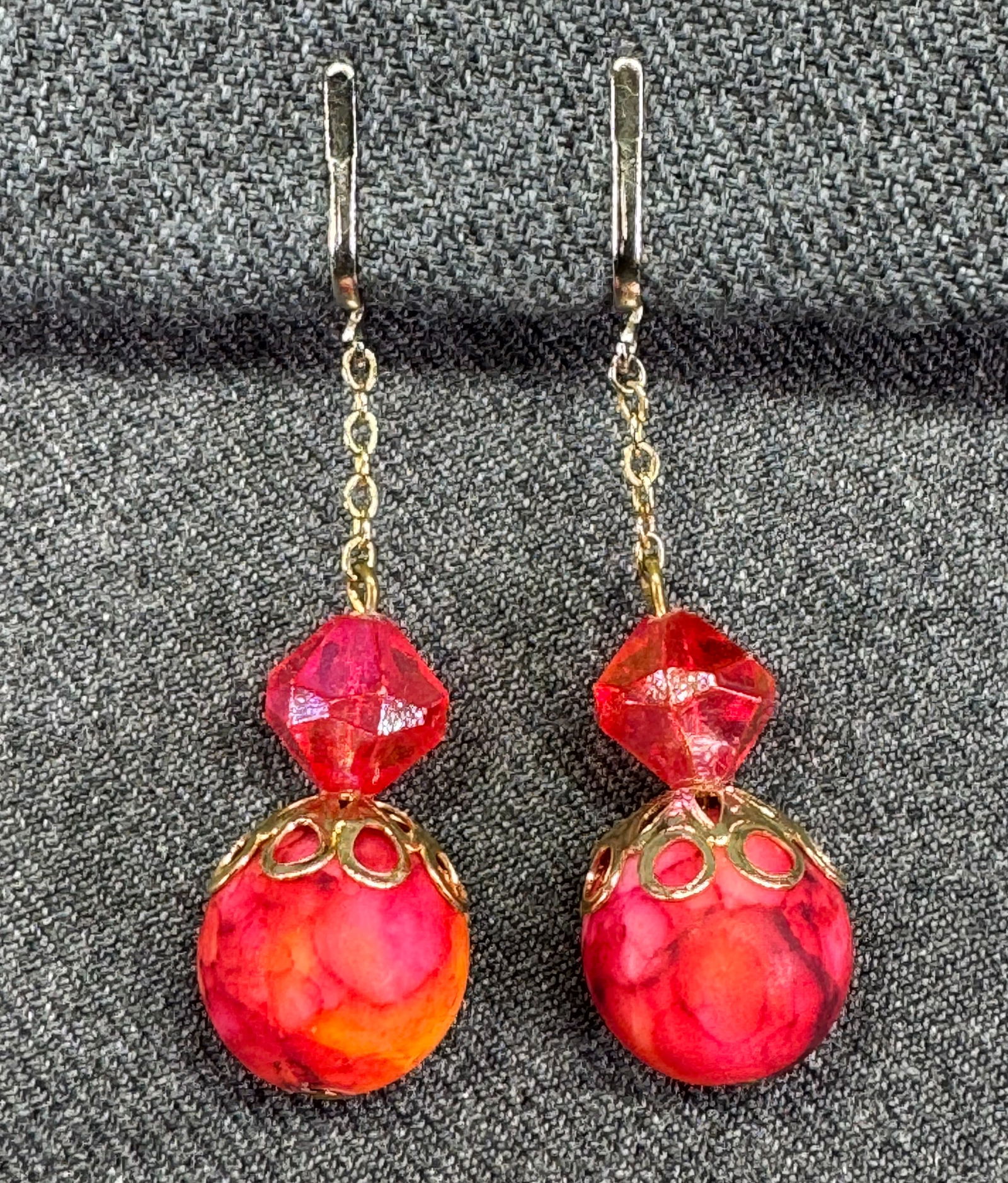 Vintage raspberry AB & marbled plastic gold-toned metal screw back earrings: IN HOUSE FLAT SHIPPING & HANDLING COST WITHIN ALL THE U.S. : $7 To bypass LiveShipping, and use our In-House shipping service for $7 or shipping combined for multiple lots, please select “Arrange Yo