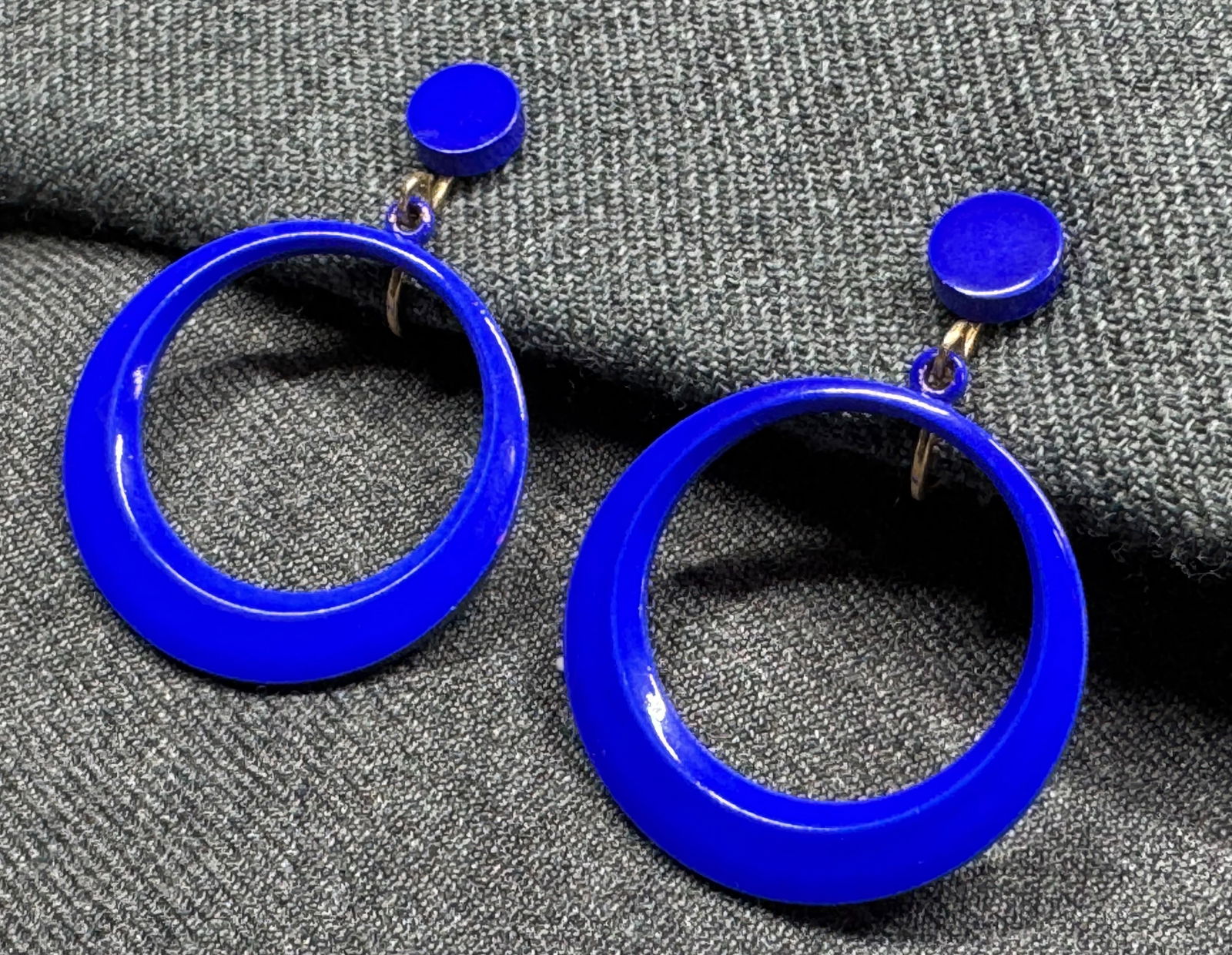 Vintage blue enamel metal hoops dangle clip on earrings: IN HOUSE FLAT SHIPPING & HANDLING COST WITHIN ALL THE U.S. : $7 To bypass LiveShipping, and use our In-House shipping service for $7 or shipping combined for multiple lots, please select “Arrange Yo