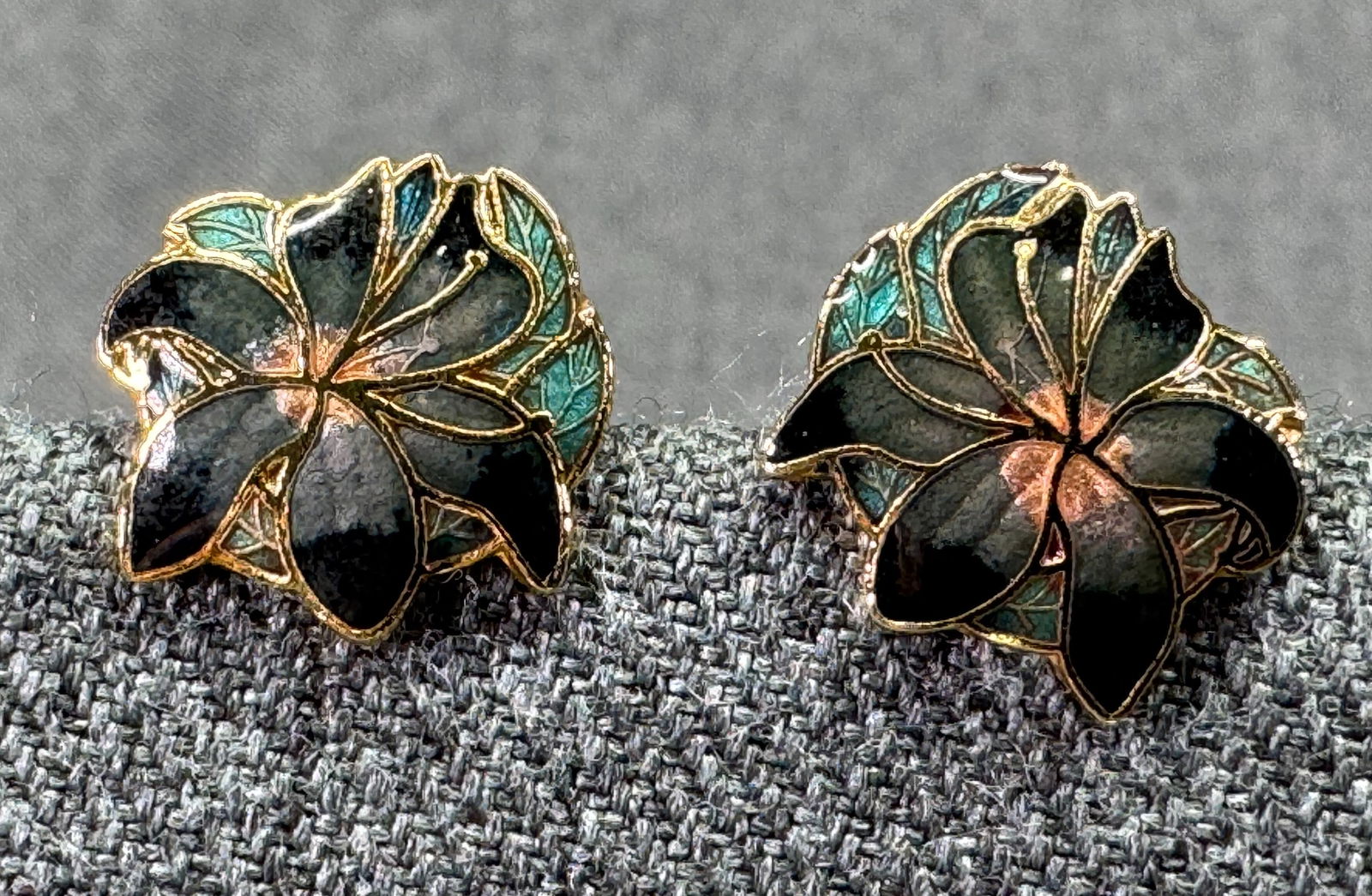 Vintage cloisonne enamel floral stud earrings: IN HOUSE FLAT SHIPPING & HANDLING COST WITHIN ALL THE U.S. : $7 To bypass LiveShipping, and use our In-House shipping service for $7 or shipping combined for multiple lots, please select “Arrange Yo