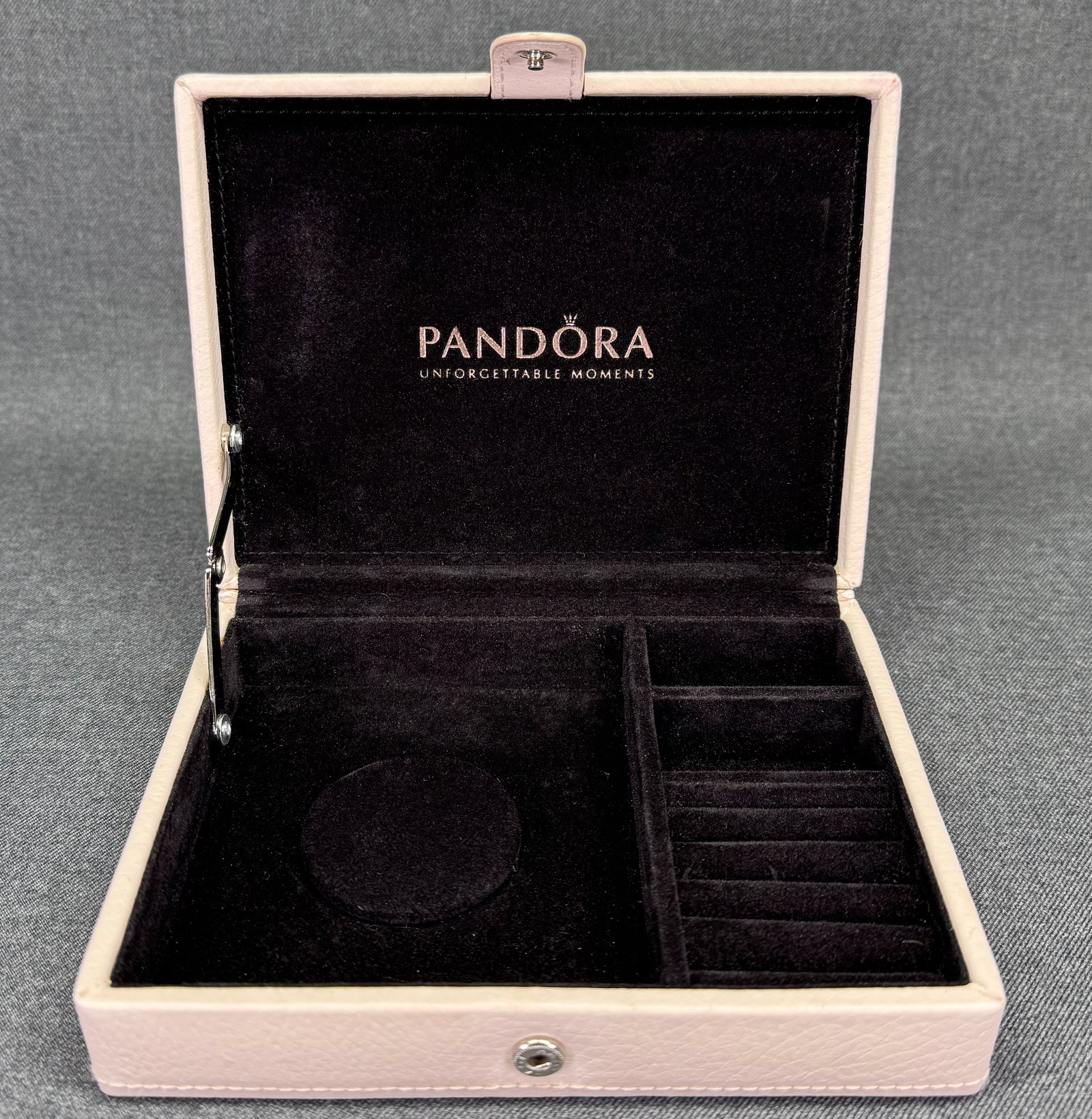 Pandora Unforgettable Moments Limited Edition Jewelry Box: IN HOUSE FLAT SHIPPING & HANDLING COST WITHIN ALL THE U.S. : $9 To bypass LiveShipping, and use our In-House shipping service for $9 or shipping combined for multiple lots, please select “Arrange Yo