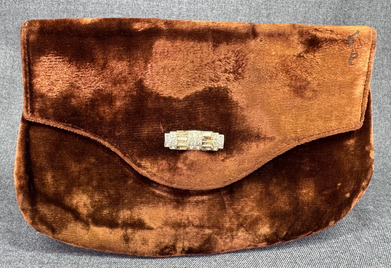Vintage Hobe style jeweled applique brown velvet clutch purse: IN HOUSE FLAT SHIPPING & HANDLING COST WITHIN ALL THE U.S. : $9 To bypass LiveShipping, and use our In-House shipping service for $9 or shipping combined for multiple lots, please select “Arrange Yo