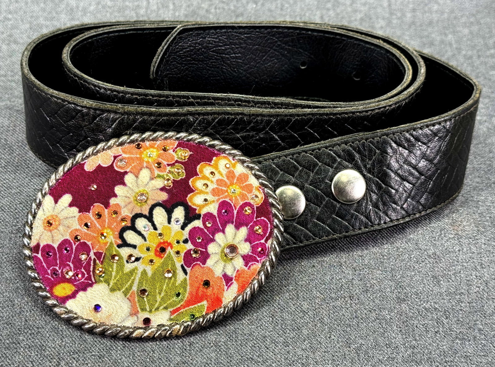 Vintage D.L. Rehin Los Angeles jeweled foral buckle black vinyl belt: IN HOUSE FLAT SHIPPING & HANDLING COST WITHIN ALL THE U.S. : $9 To bypass LiveShipping, and use our In-House shipping service for $9 or shipping combined for multiple lots, please select “Arrange Yo