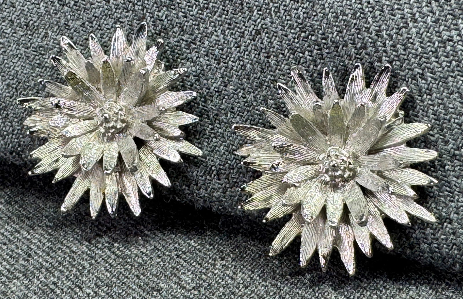 Vintage Trifari style silver-toned flower clip on earrings: IN HOUSE FLAT SHIPPING & HANDLING COST WITHIN ALL THE U.S. : $7 To bypass LiveShipping, and use our In-House shipping service for $7 or shipping combined for multiple lots, please select “Arrange Yo