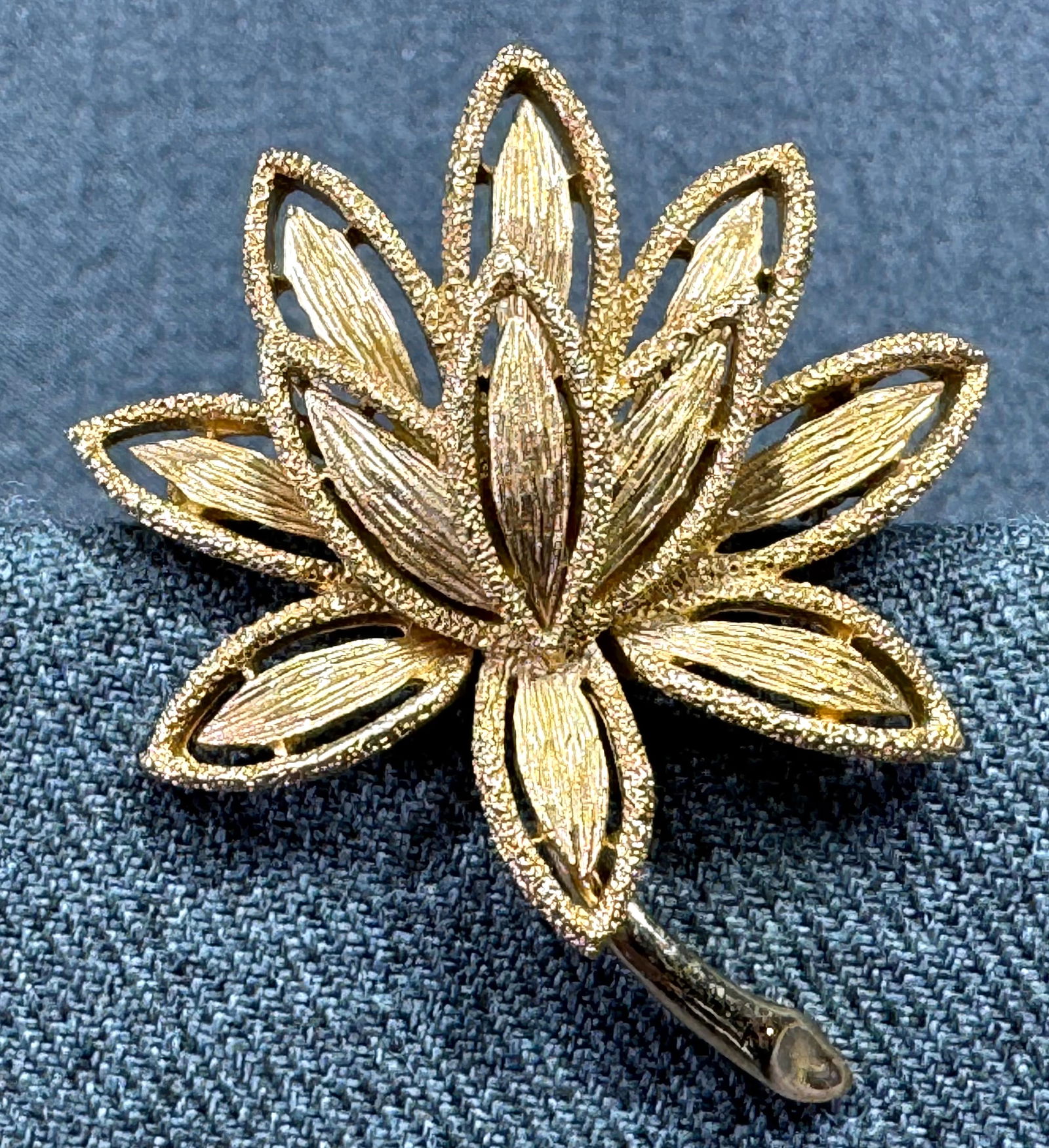 Vintage 1971 AVON "Precious Pretender" Lotus Flower Brooch Pin (1 of 6)