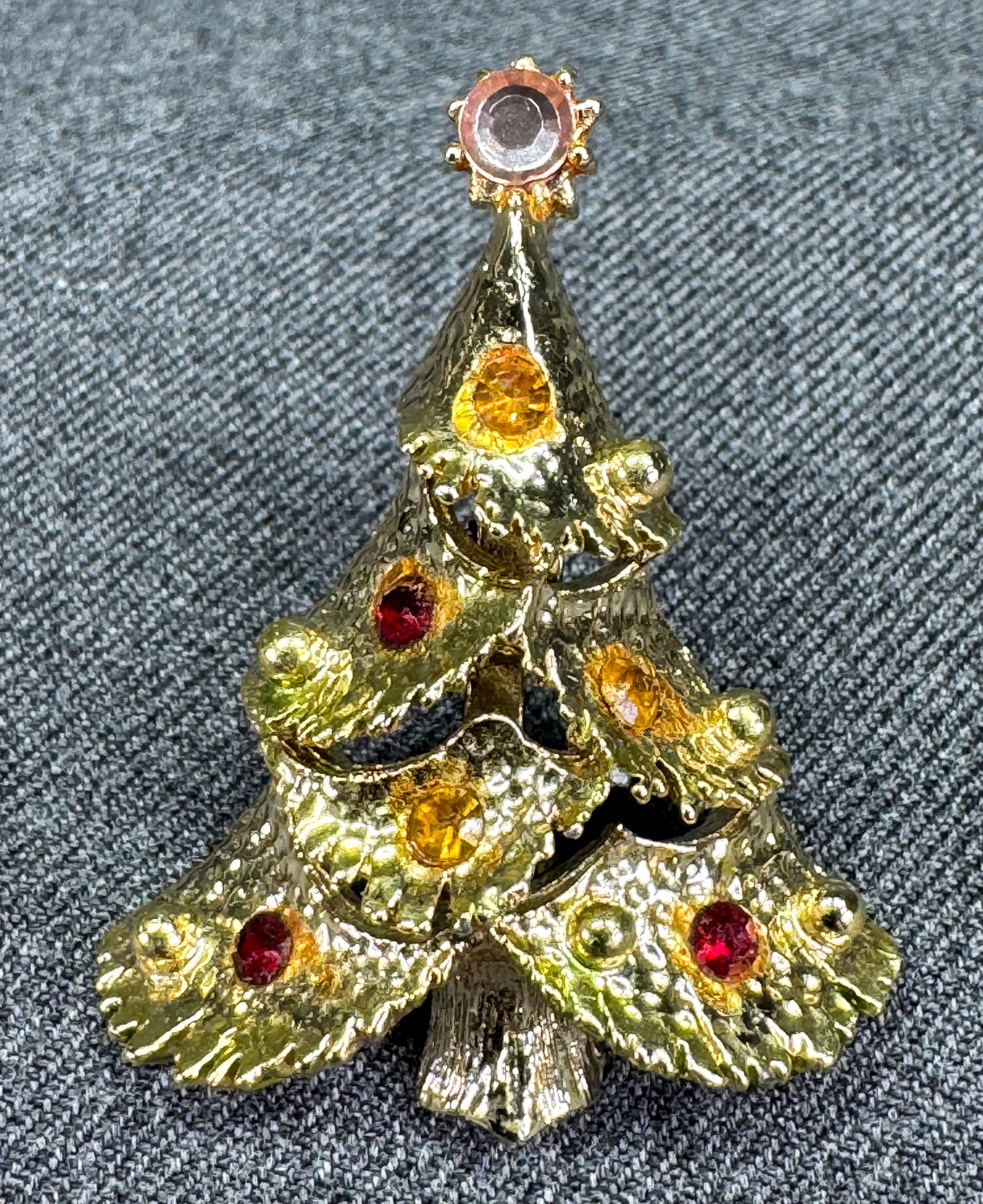 Vintage jeweled gold-toned Christmas tree brooch pin: IN HOUSE FLAT SHIPPING & HANDLING COST WITHIN ALL THE U.S. : $7 To bypass LiveShipping, and use our In-House shipping service for $7 or shipping combined for multiple lots, please select “Arrange Yo
