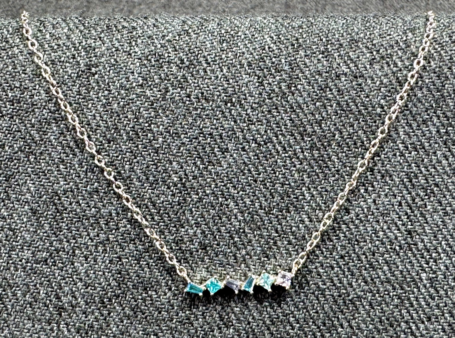 Vintage assorted bluish crystals silver-toned medallion chain collar necklace: IN HOUSE FLAT SHIPPING & HANDLING COST WITHIN ALL THE U.S. : $7 To bypass LiveShipping, and use our In-House shipping service for $7 or shipping combined for multiple lots, please select “Arrange Yo
