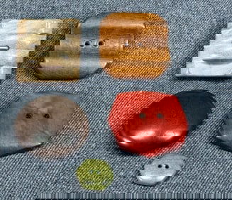 Vintage assorted dyed wooden belt buckle & buttons. Lot of 5