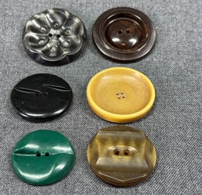 Vintage assorted plastic & celluloid buttons. Lot of 6