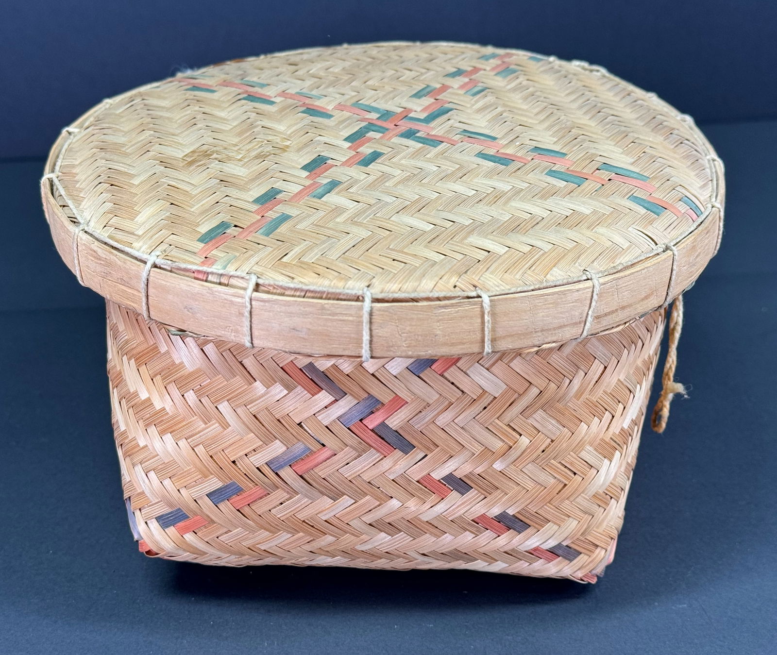 Vintage bamboo woven basket with lid. (1 of 7)
