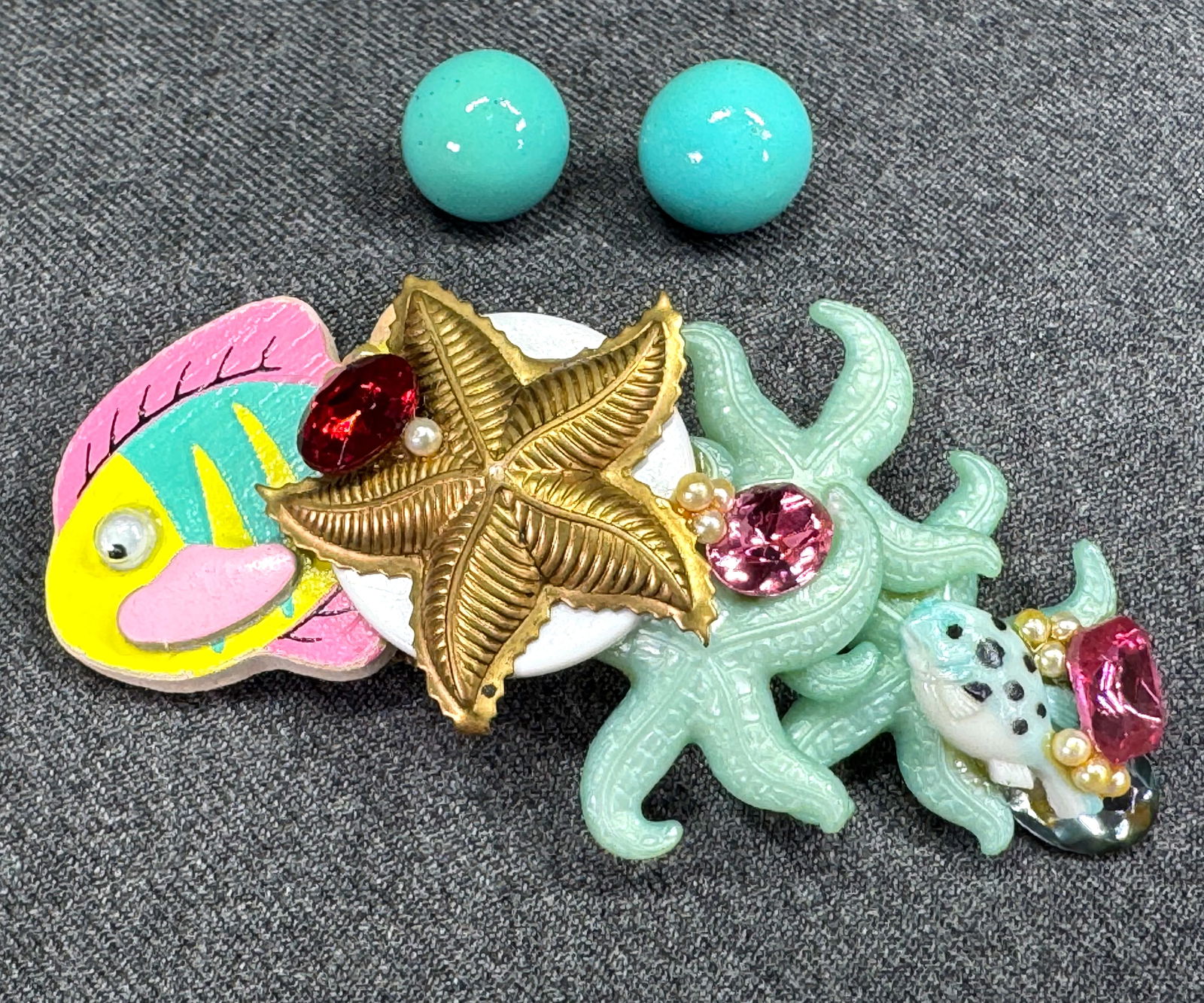 Vintage artsy google eye wood, plastic & crystal fish & starfish large broocj & stud earrings: IN HOUSE FLAT SHIPPING & HANDLING COST WITHIN ALL THE U.S. : $7 To bypass LiveShipping, and use our In-House shipping service for $7 or shipping combined for multiple lots, please select “Arrange Yo
