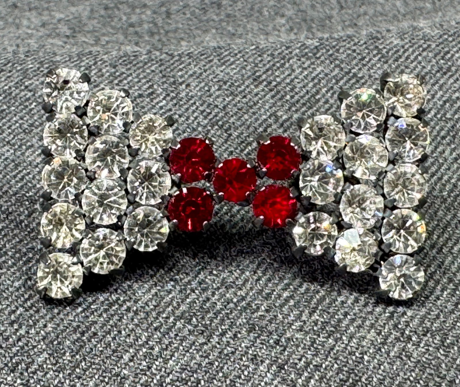 Vintage red & clear crystals metal bow brooch pin: IN HOUSE FLAT SHIPPING & HANDLING COST WITHIN ALL THE U.S. : $7 To bypass LiveShipping, and use our In-House shipping service for $7 or shipping combined for multiple lots, please select “Arrange Yo