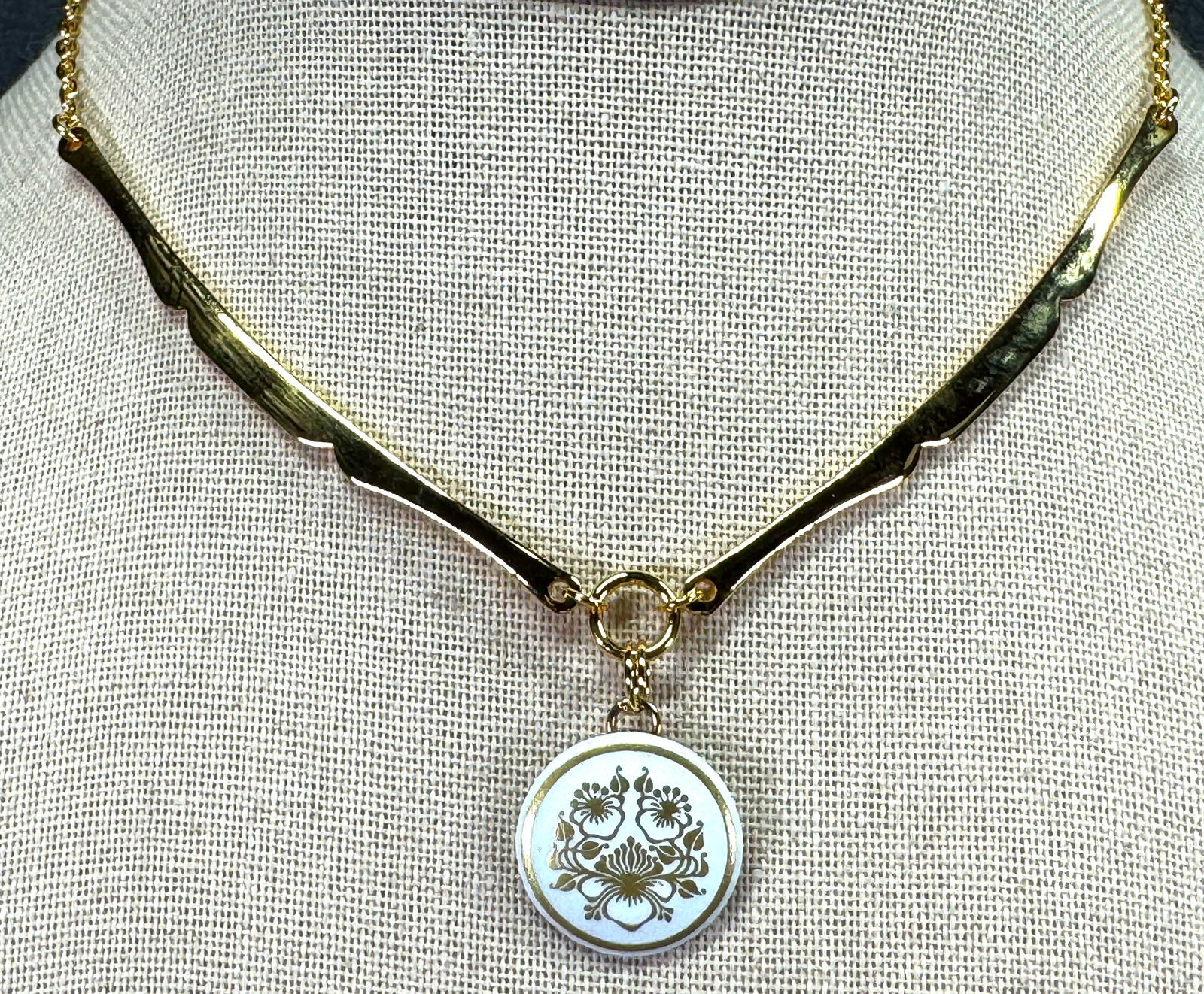 Vintage white & golden enamel flower pendant goldtoned choker necklace: IN HOUSE FLAT SHIPPING & HANDLING COST WITHIN ALL THE U.S. : $7 To bypass LiveShipping, and use our In-House shipping service for $7 or shipping combined for multiple lots, please select “Arrange Yo