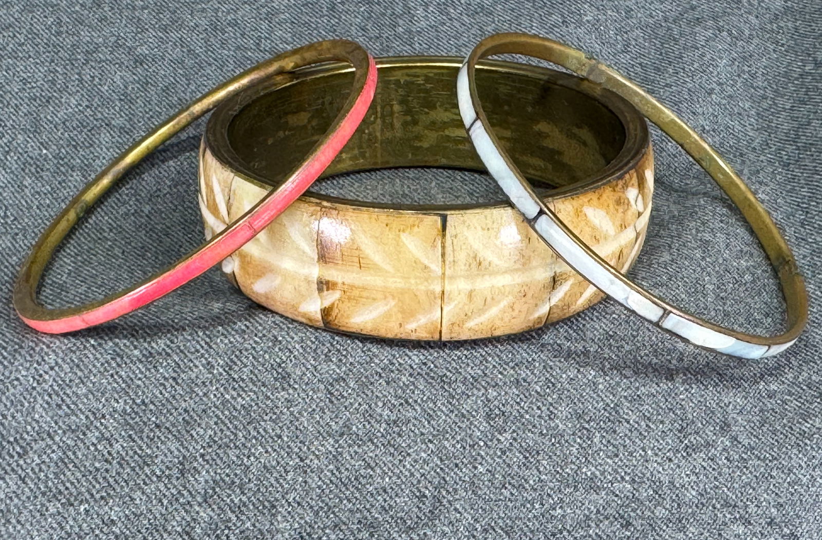 Vintage boho assorted inlaid carved brownish, pink bone & MOP tiles inlaid brass bracelet bangles: IN HOUSE FLAT SHIPPING & HANDLING COST WITHIN ALL THE U.S. : $7 To bypass LiveShipping, and use our In-House shipping service for $7 or shipping combined for multiple lots, please select “Arrange Yo