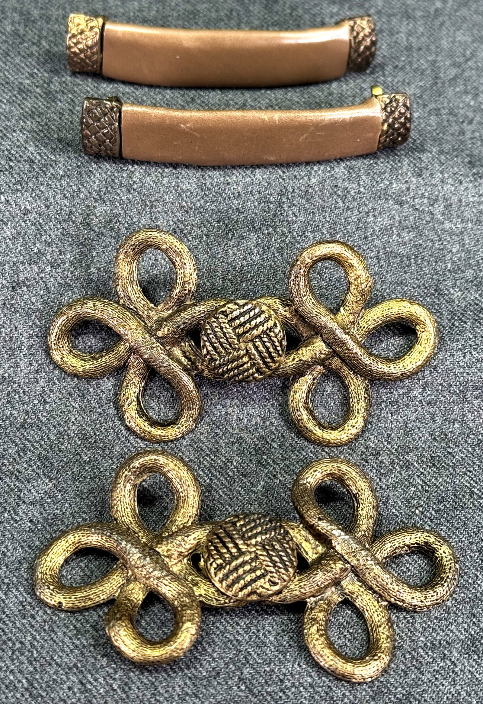 Vintage 60s brutalist black accents goldtone metal & lined in beige leather shoe appliques: IN HOUSE FLAT SHIPPING & HANDLING COST WITHIN ALL THE U.S. : $7 To bypass LiveShipping, and use our In-House shipping service for $7 or shipping combined for multiple lots, please select “Arrange Yo