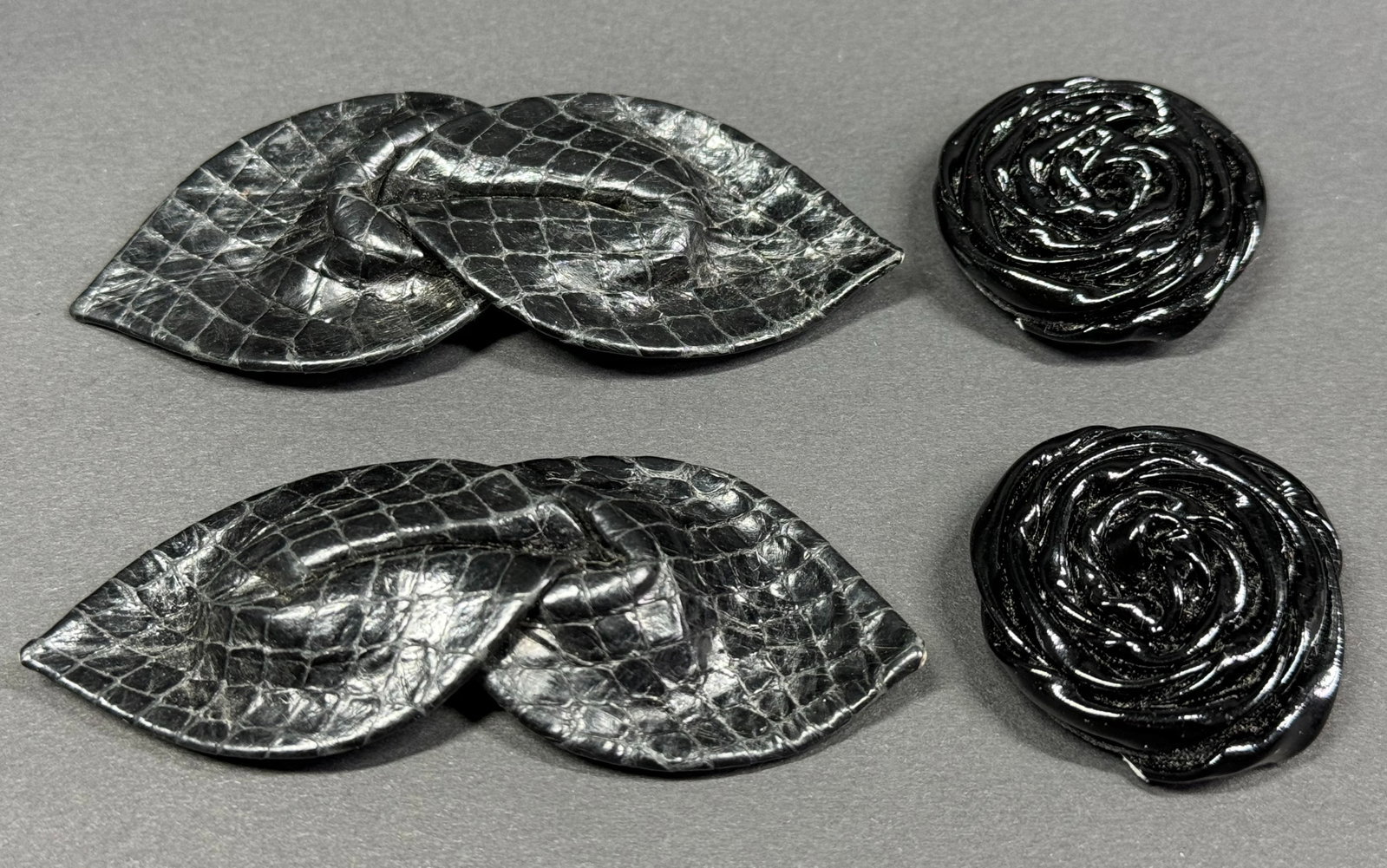 Vintage black patent leather pleated flower & textured leather bow shoe clips.: IN HOUSE FLAT SHIPPING & HANDLING COST WITHIN ALL THE U.S. : $7 To bypass LiveShipping, and use our In-House shipping service for $7 or shipping combined for multiple lots, please select “Arrange Yo