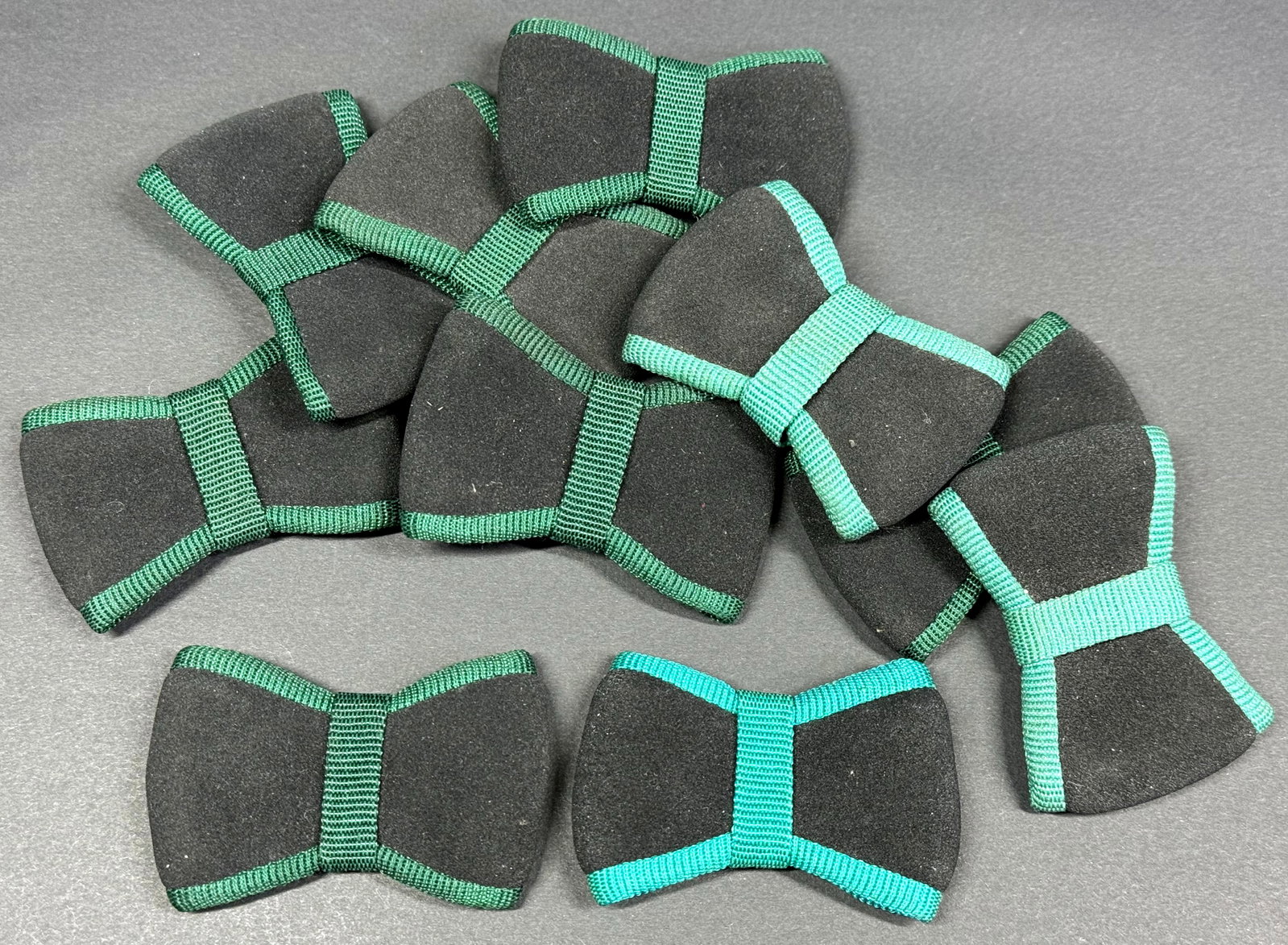 Vintage assorted green grosgrain rim black suede bow appliques.: IN HOUSE FLAT SHIPPING & HANDLING COST WITHIN ALL THE U.S. : $7 To bypass LiveShipping, and use our In-House shipping service for $7 or shipping combined for multiple lots, please select “Arrange Yo