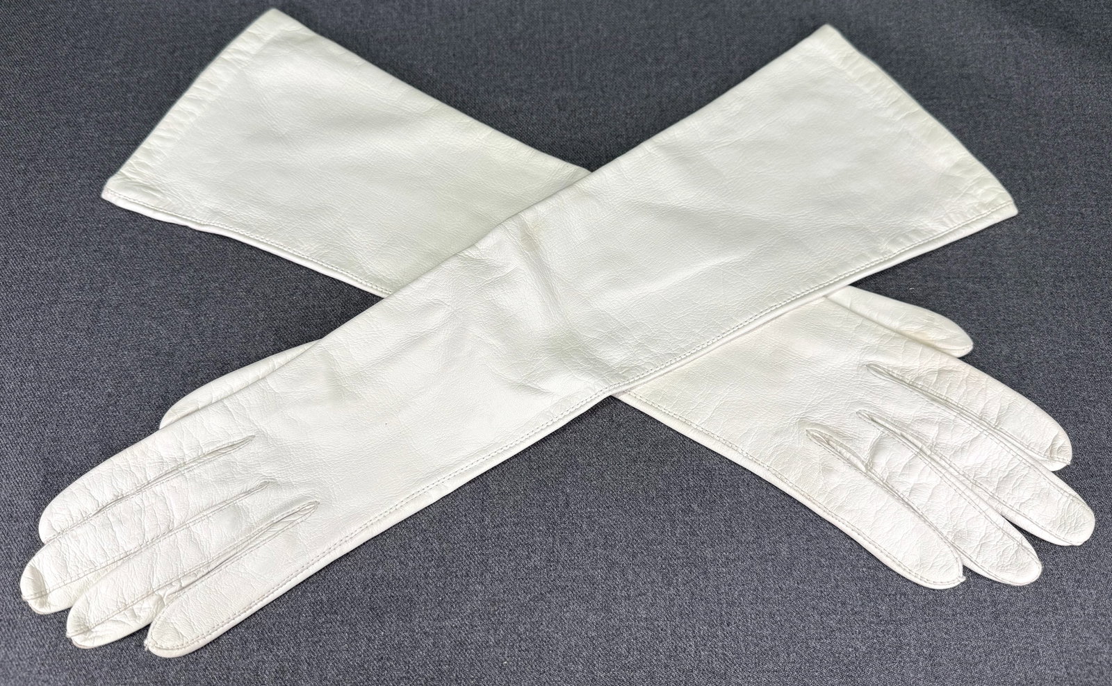 Vintage Aris of Paris France lined in silk kid leather gloves Size 6: IN HOUSE FLAT SHIPPING & HANDLING COST WITHIN ALL THE U.S. : $7 To bypass LiveShipping, and use our In-House shipping service for $7 or shipping combined for multiple lots, please select “Arrange Yo