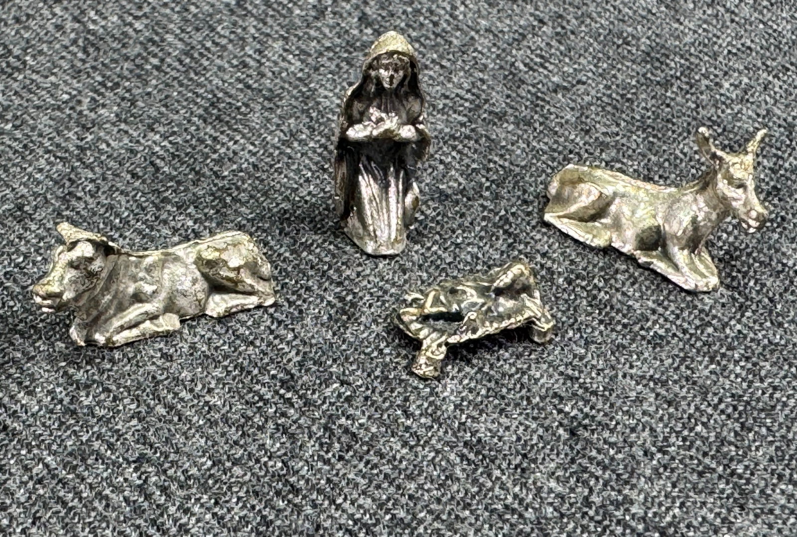 Vintage silver metal Christianity Manger miniature pieces: IN HOUSE FLAT SHIPPING & HANDLING COST WITHIN ALL THE U.S. : $7 To bypass LiveShipping, and use our In-House shipping service for $7 or shipping combined for multiple lots, please select “Arrange Yo
