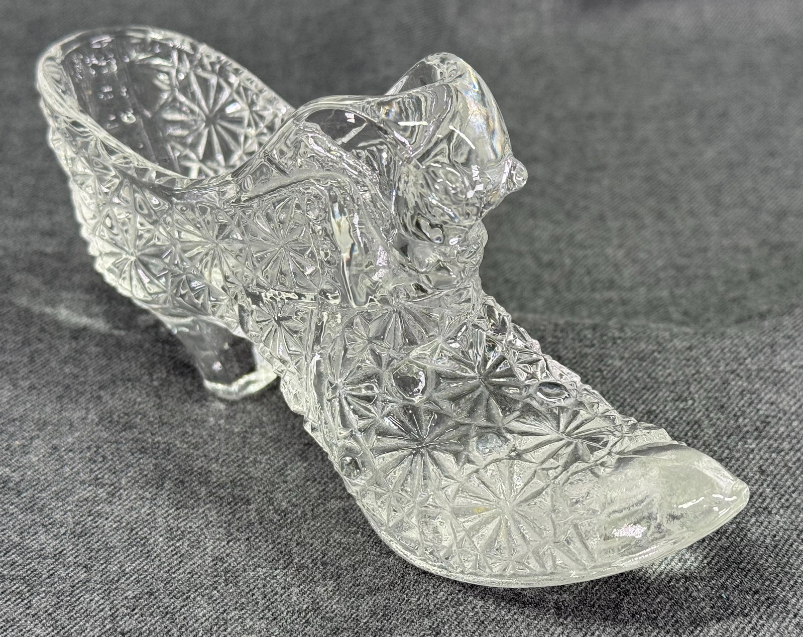 Vintage Fenton ? clear Glass Kitten Cat Sleeper Shoe: IN HOUSE FLAT SHIPPING & HANDLING COST WITHIN ALL THE U.S. : $10 To bypass LiveShipping, and use our In-House shipping service for $10 or shipping combined for multiple lots, please select “Arrange 