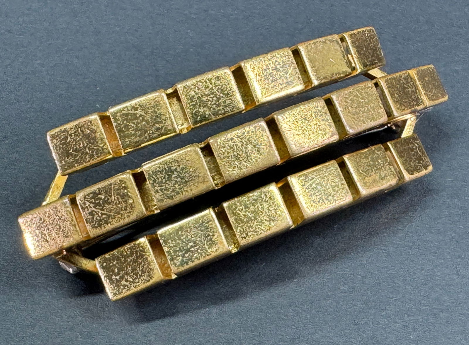 Antique art deco machine age goldtone metal pin brooch. (1 of 6)