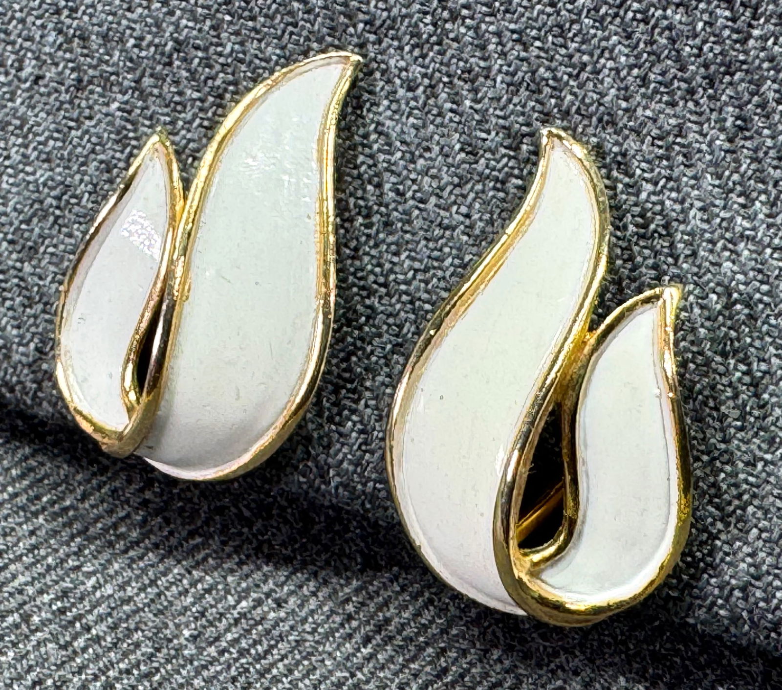 Vintage Crown Trifari white enamel gold-toned clip earrings: IN HOUSE FLAT SHIPPING & HANDLING COST WITHIN ALL THE U.S. : $7 To bypass LiveShipping, and use our In-House shipping service for $7 or shipping combined for multiple lots, plase select “Arrange You