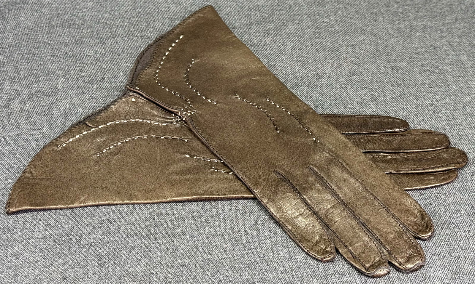 Vintage Carson Pirie Scott creamy stitches brown leather Gloves by Superb. Unused (1 of 7)
