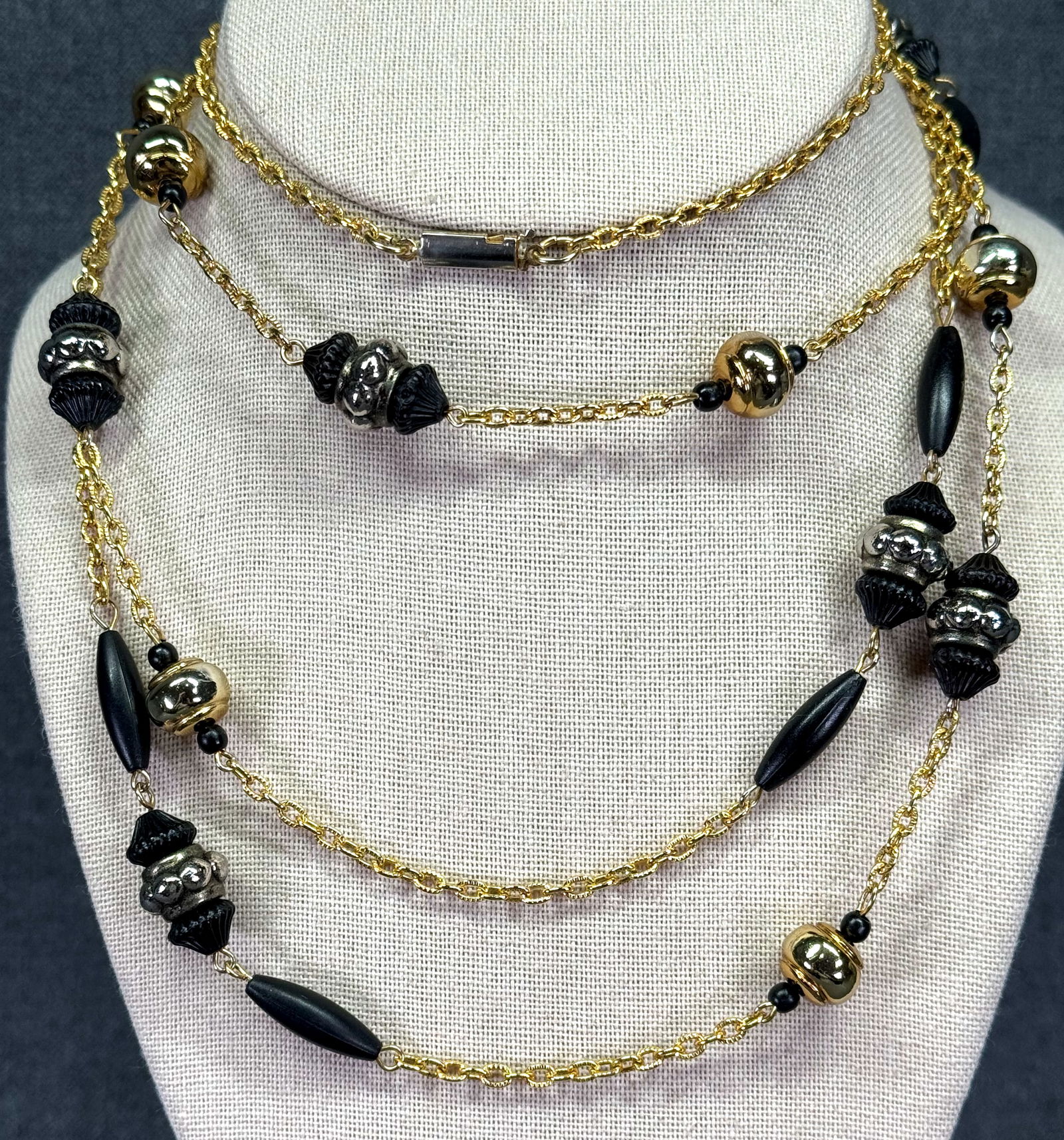 Vintage flapper style black plastic gold-toned chain necklace: IN HOUSE FLAT SHIPPING & HANDLING COST WITHIN ALL THE U.S. : $7 To bypass LiveShipping, and use our In-House shipping service for $7 or shipping combined for multiple lots, plase select “Arrange You