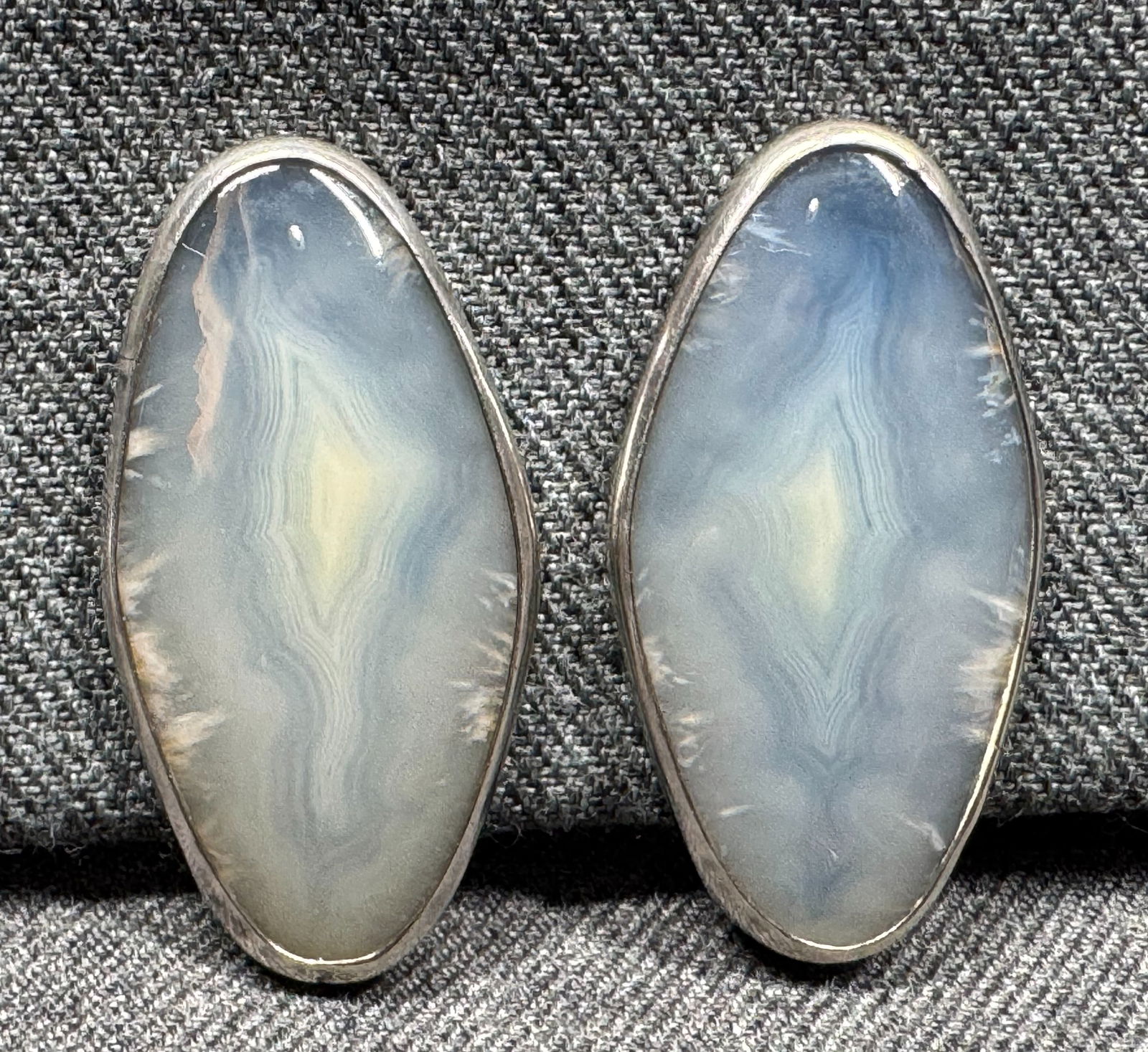 Vintage artsy gray lace agate silver clip on earrings: Vintage artsy gray lace agate silver clip on earrings. Unmarked. For measures please refer to the pictures taken with a measuring tape. Weight: 19 Grams. IN HOUSE Estimated* SHIPPING & HANDLING COST W